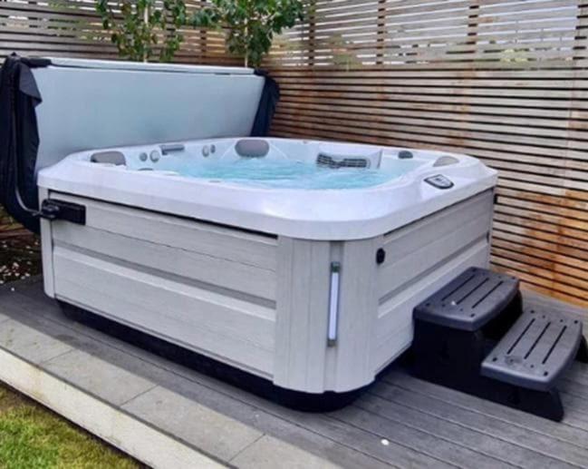 Apartment Stunning 3-bedroom, 2-bathroom, Garden & Hot Tub, West Kensington *
