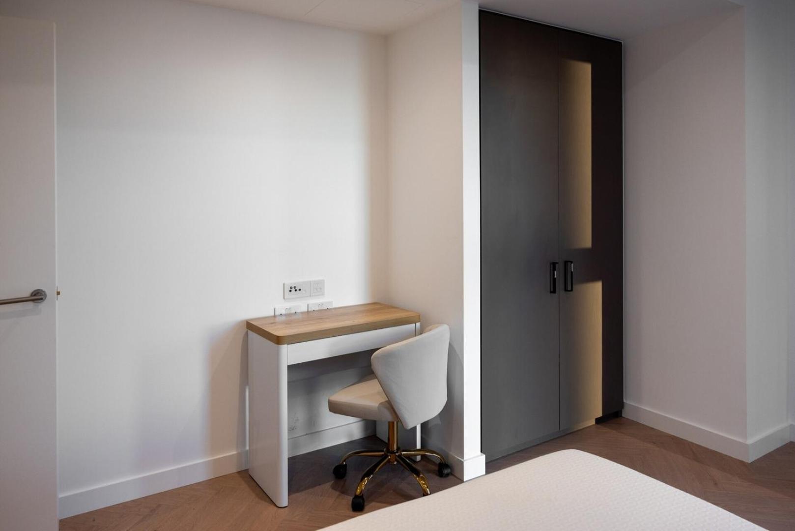 Modern 1-bedroom - Stunning Canary Wharf Views * London