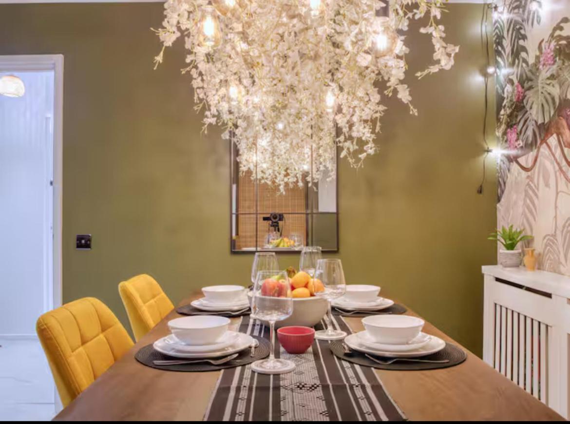The Zen Den With Hot Tub And Garden Holiday home London
