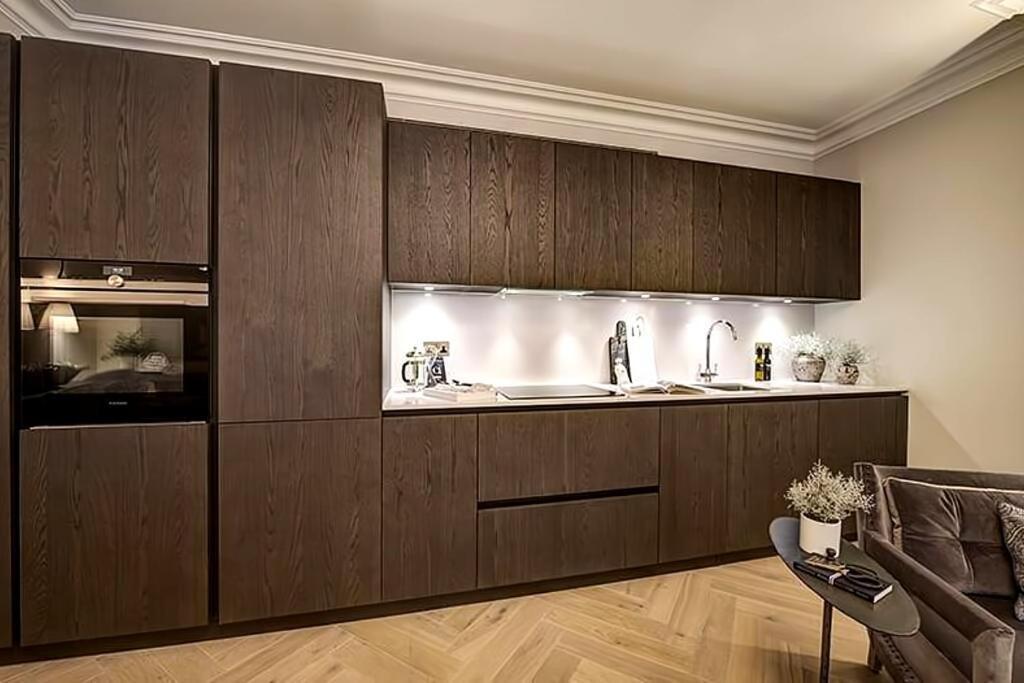 Stunning-hyde Park- 2bed-2bath Luxury Single Level *