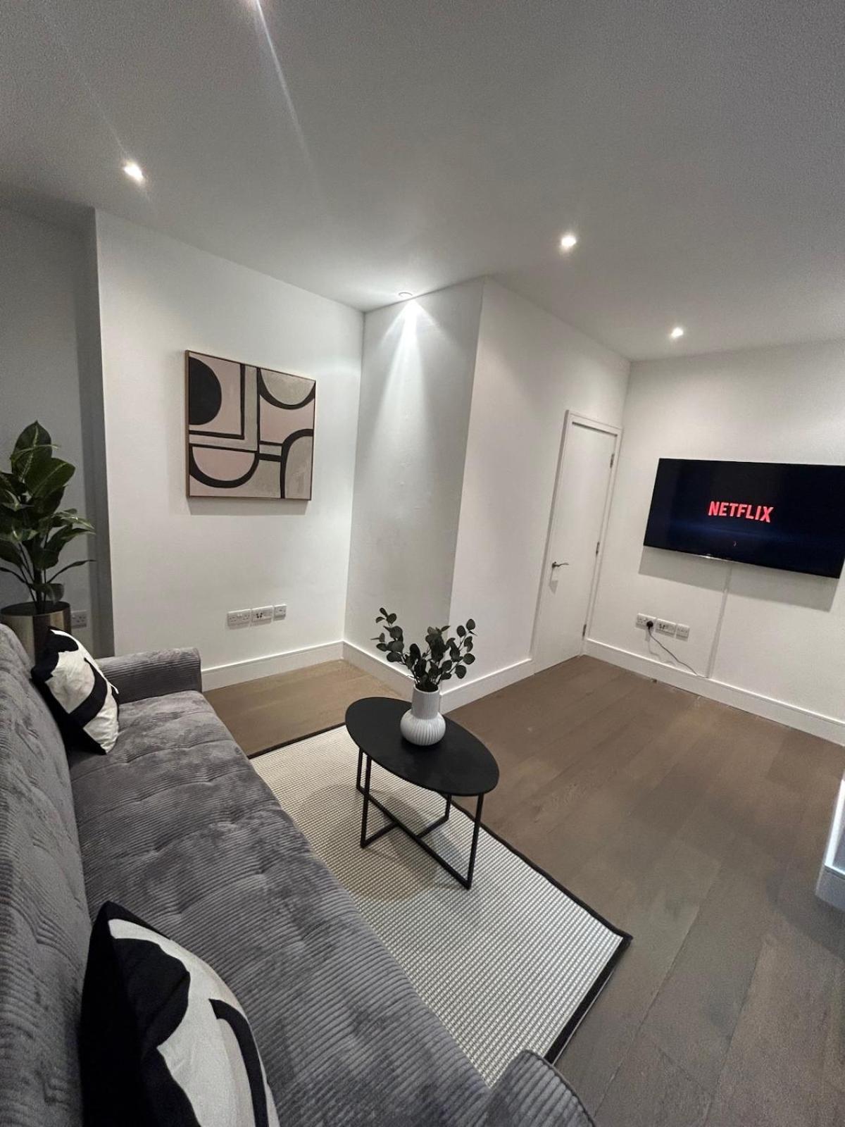 2 Bed Stylish Apartment, Vibrant Hoxton * London