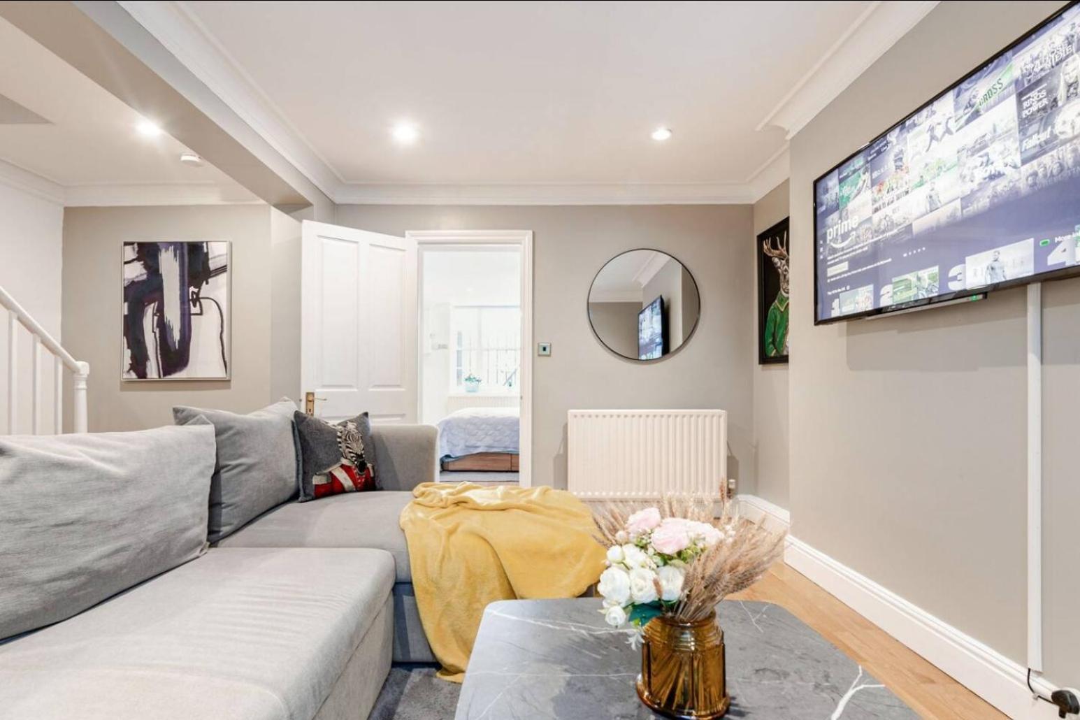 Grand Victorian Mansion By Buckingham Palace Holiday home London