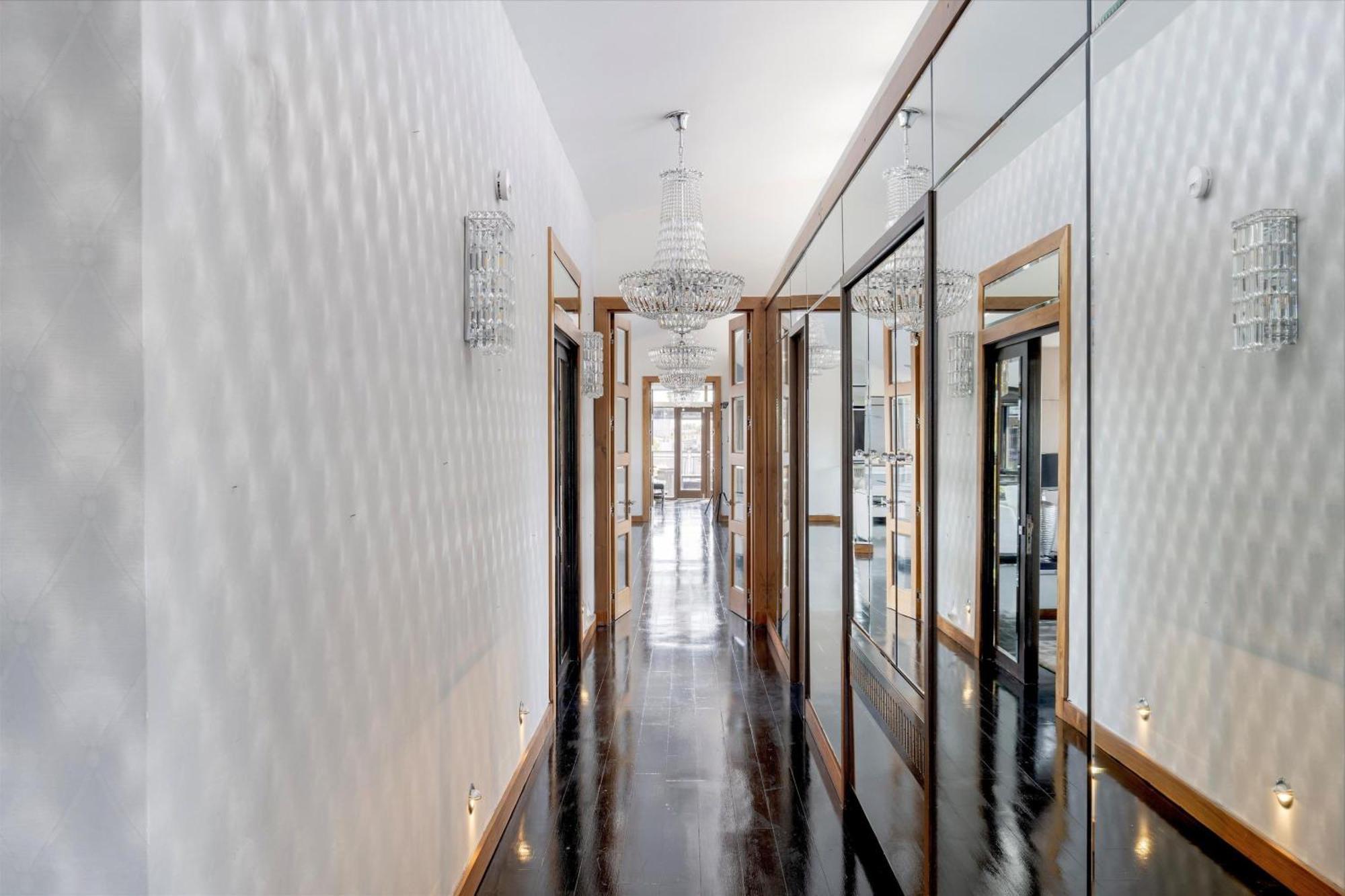Three Bedroom Penthouse With Roof Terrace In South Kensington *