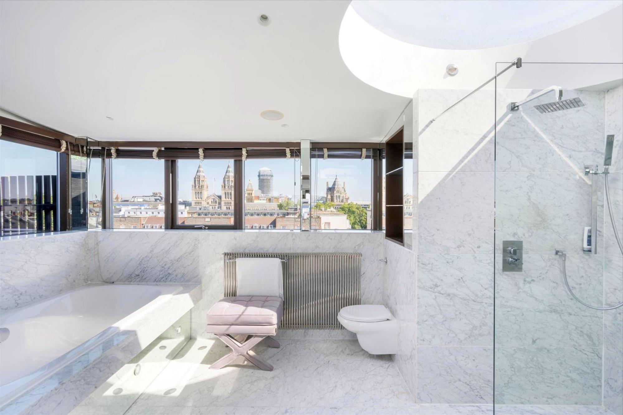 Three Bedroom Penthouse With Roof Terrace In South Kensington * London