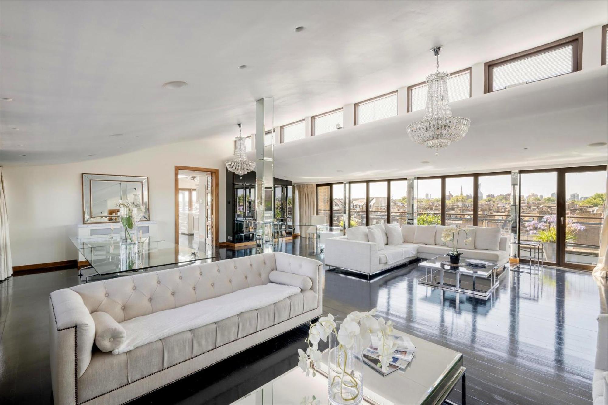Three Bedroom Penthouse With Roof Terrace In South Kensington Londres