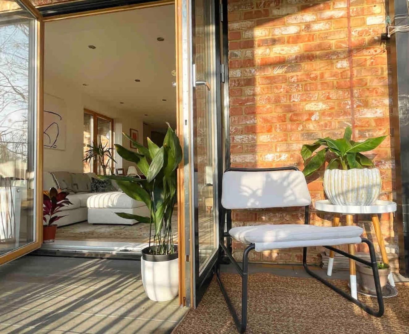 Beautiful Bright 3-bed Next To Station Holiday home London