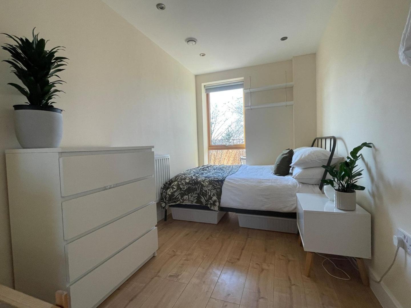 Holiday home Beautiful Bright 3-bed Next To Station *
