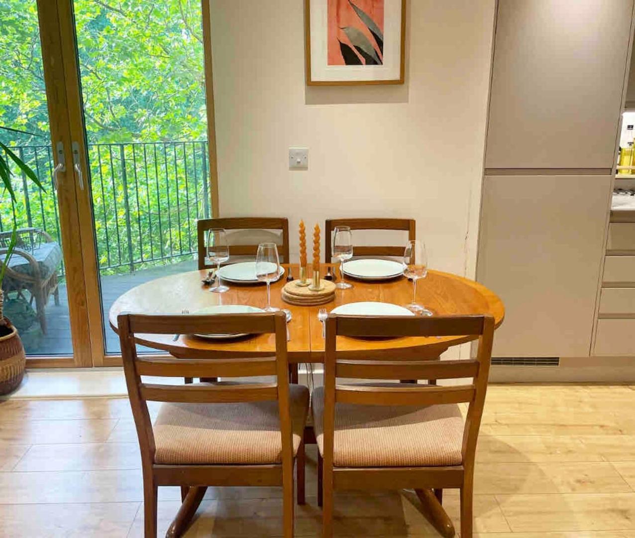 Beautiful Bright 3-bed Next To Station