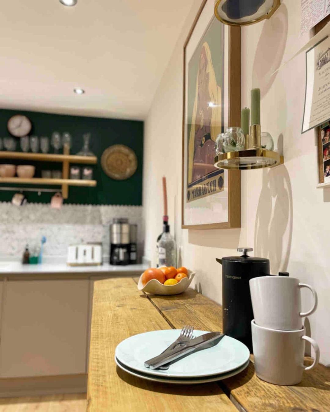 Beautiful Bright 3-bed Next To Station * London