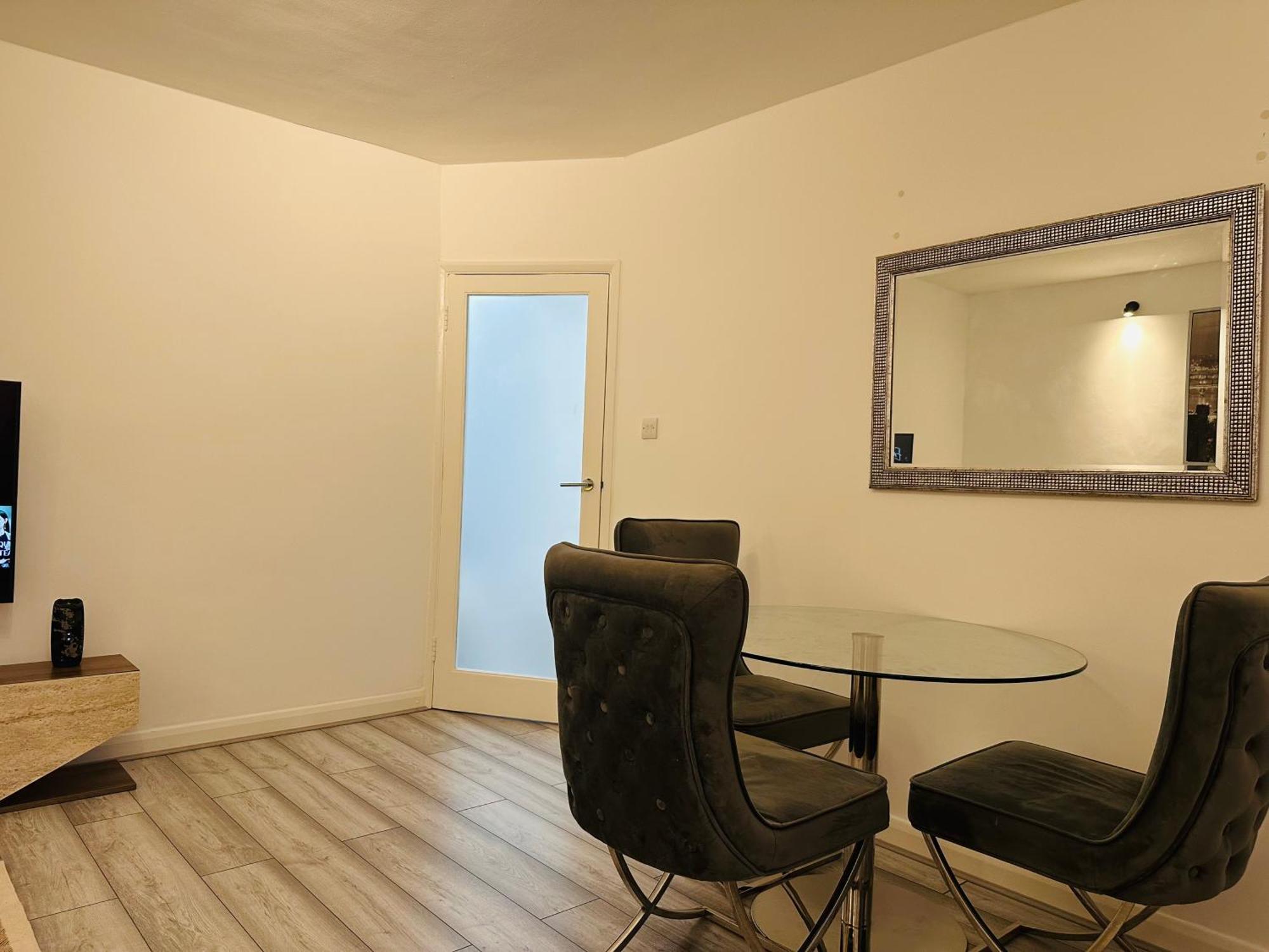 Entire 2-bedroom Flat Close To Hyde Park, Paddington Station, Bayswater And Queensway Station London