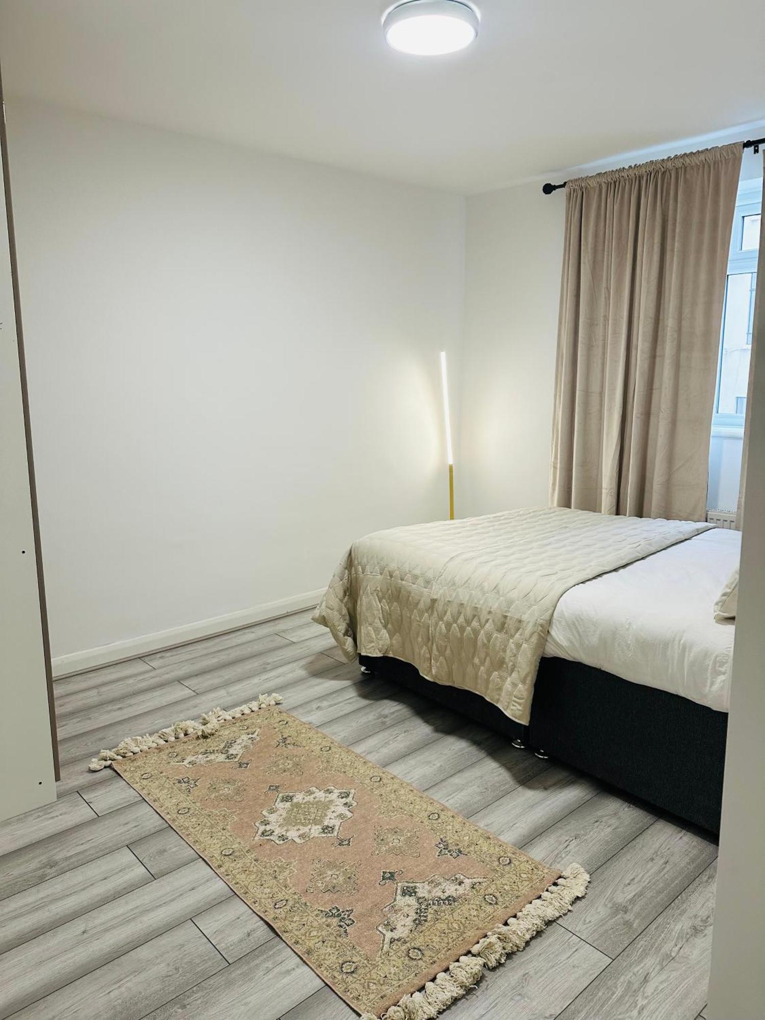 Entire 2-bedroom Flat Close To Hyde Park, Paddington Station, Bayswater And Queensway Station * London