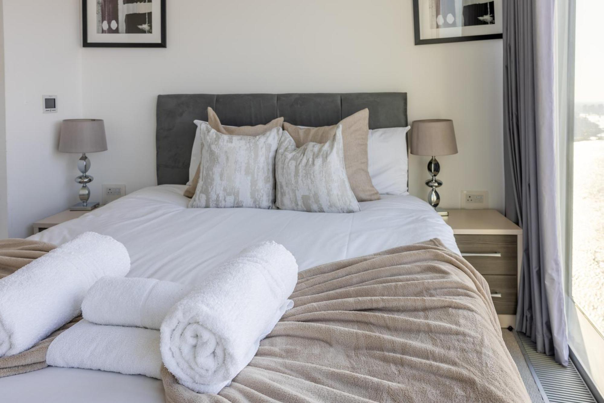 Luxury With Pool, Gym, Spa, Free Parking 3 Bedroom Apartamento Londres