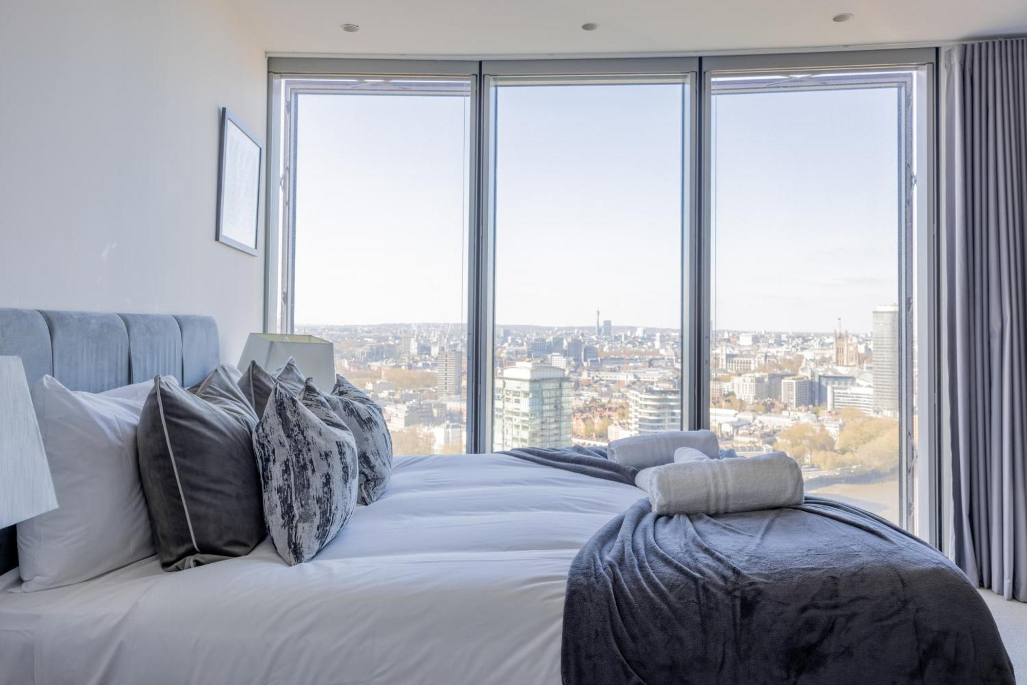 Luxury With Pool, Gym, Spa, Free Parking 3 Bedroom Apartamento Londres