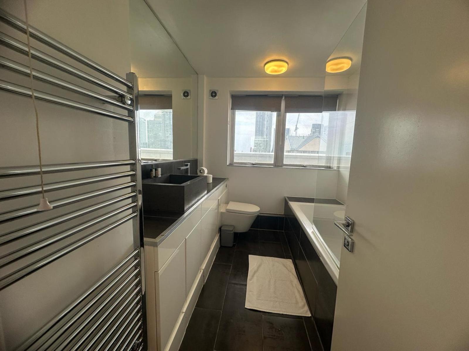 Canary Wharf With Balcony And Stunning Views Apartment London