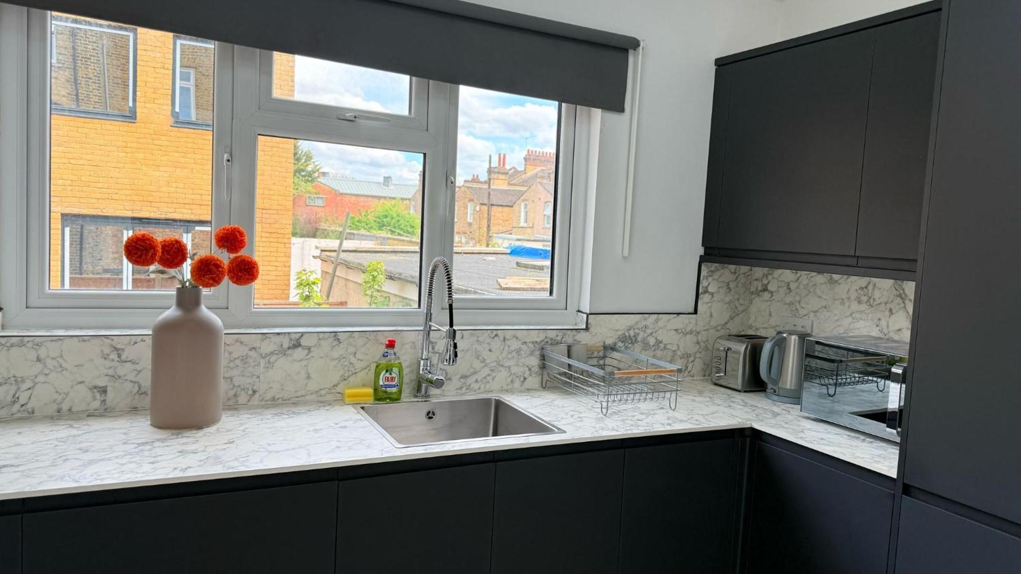 Stylish Close To Center Zone 2 Apartment *