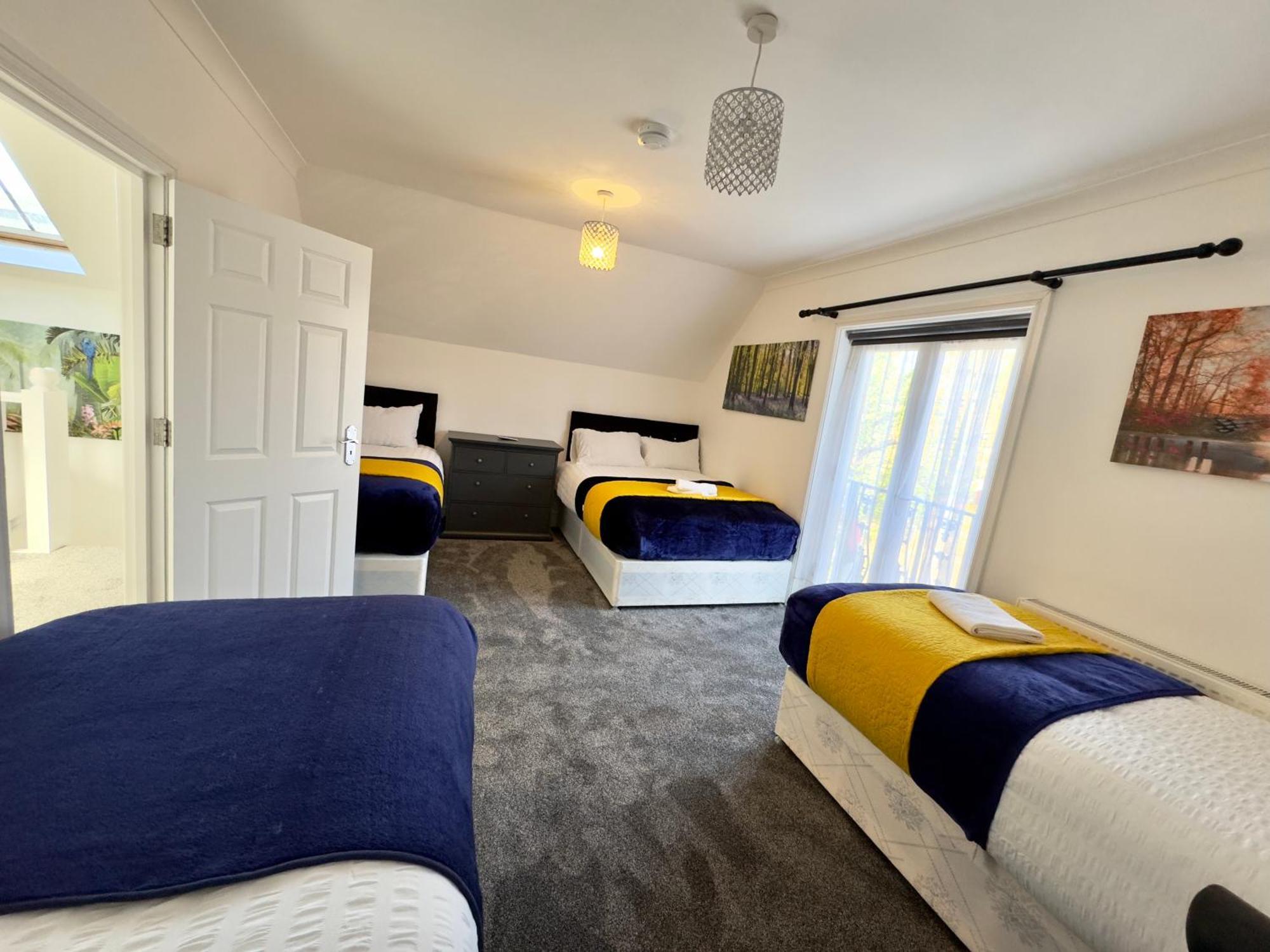 Casa de férias Spacious 3-bed With Garden, Private Parking, Smart Tv's, Fast Wi-fi *