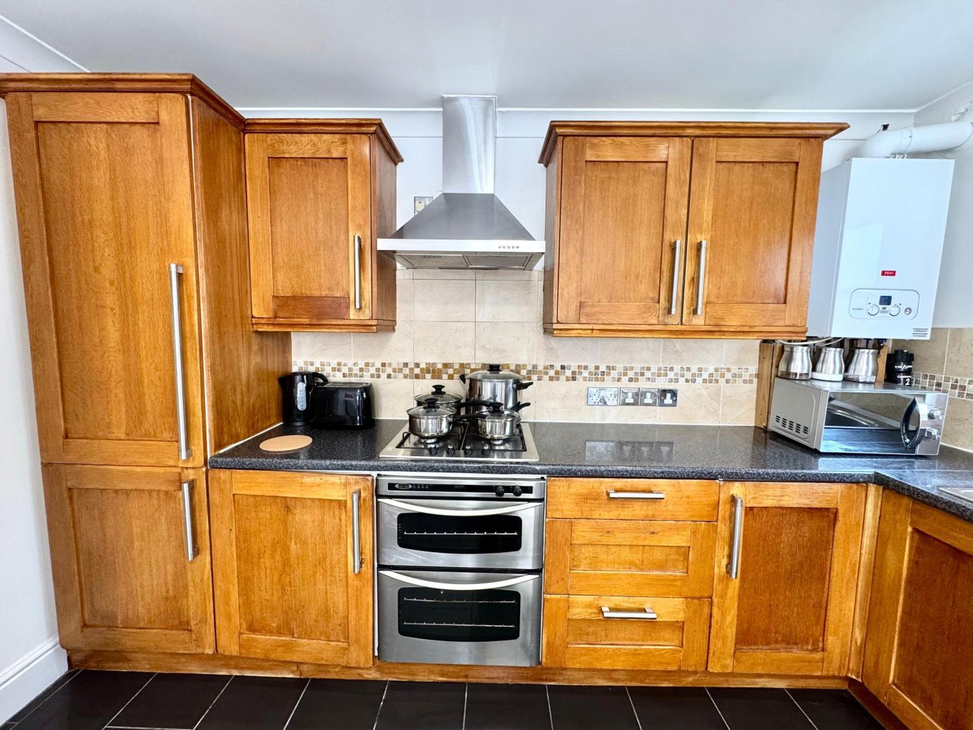 Spacious 3-bed With Garden, Private Parking, Smart Tv's, Fast Wi-fi Casa de férias