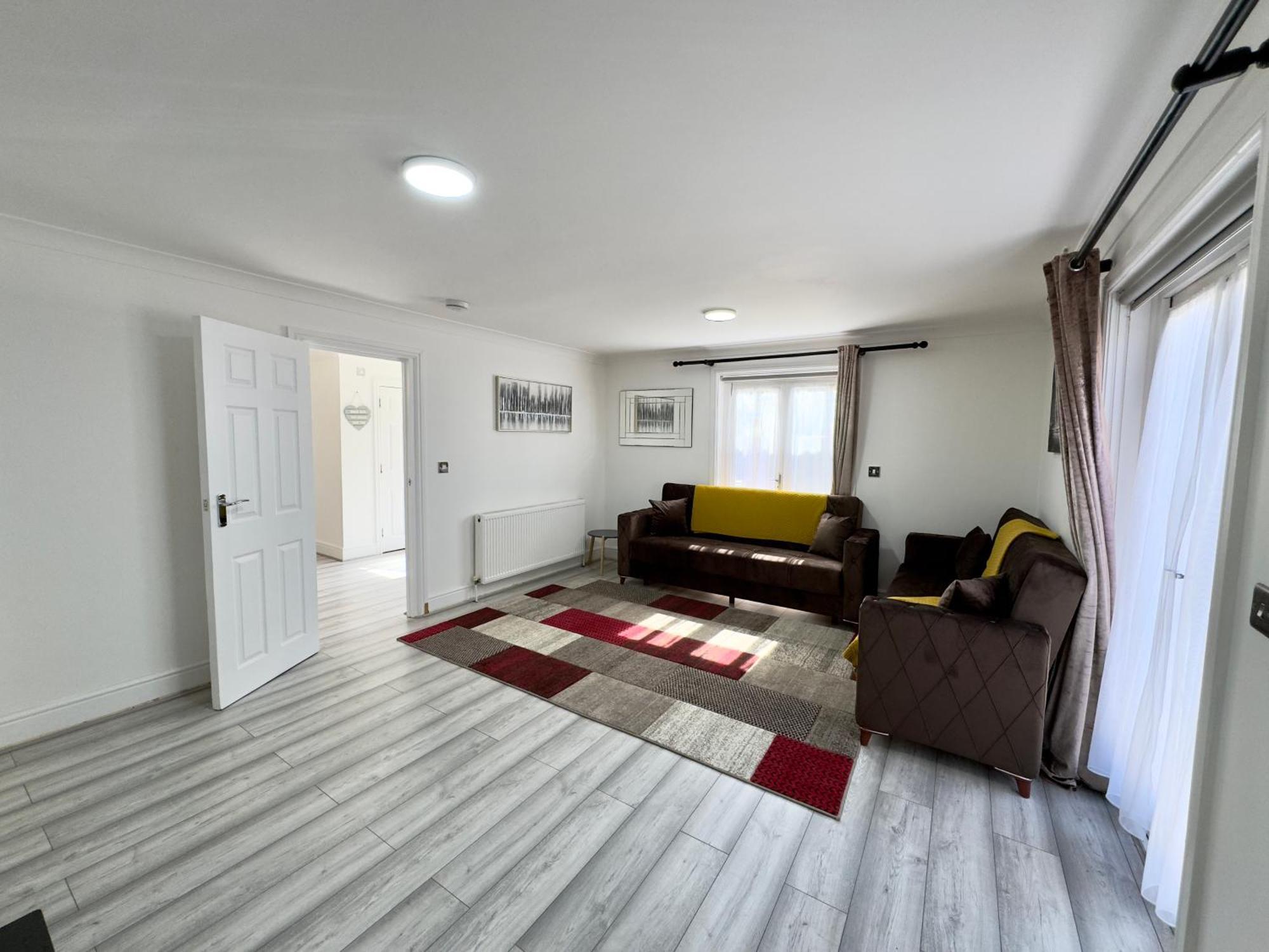 Casa de férias Spacious 3-bed With Garden, Private Parking, Smart Tv's, Fast Wi-fi *