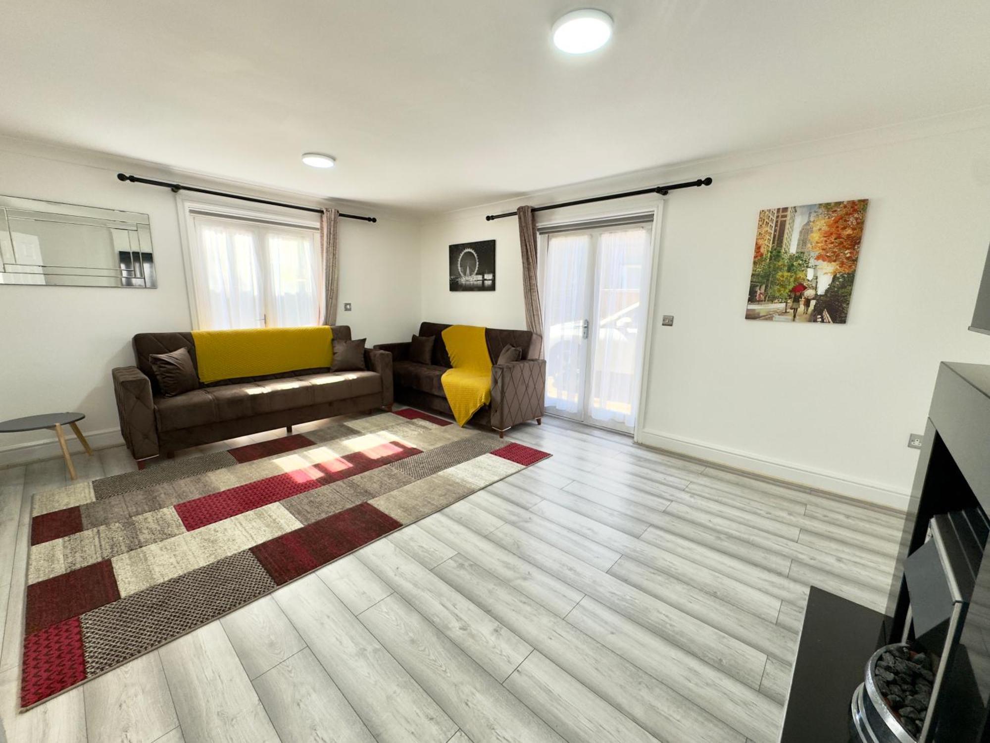 Casa de férias Spacious 3-bed With Garden, Private Parking, Smart Tv's, Fast Wi-fi