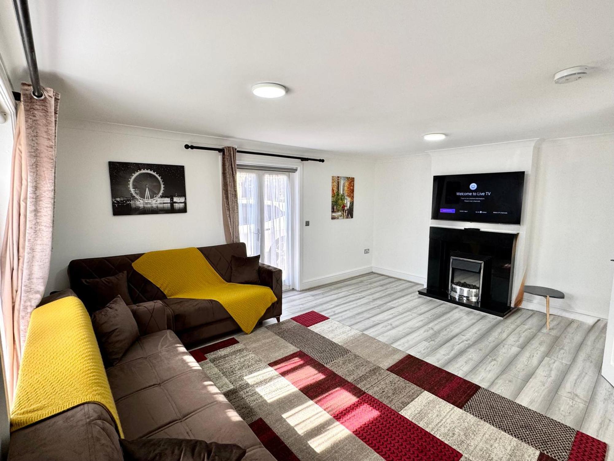 Spacious 3-bed With Garden, Private Parking, Smart Tv's, Fast Wi-fi Casa de férias *