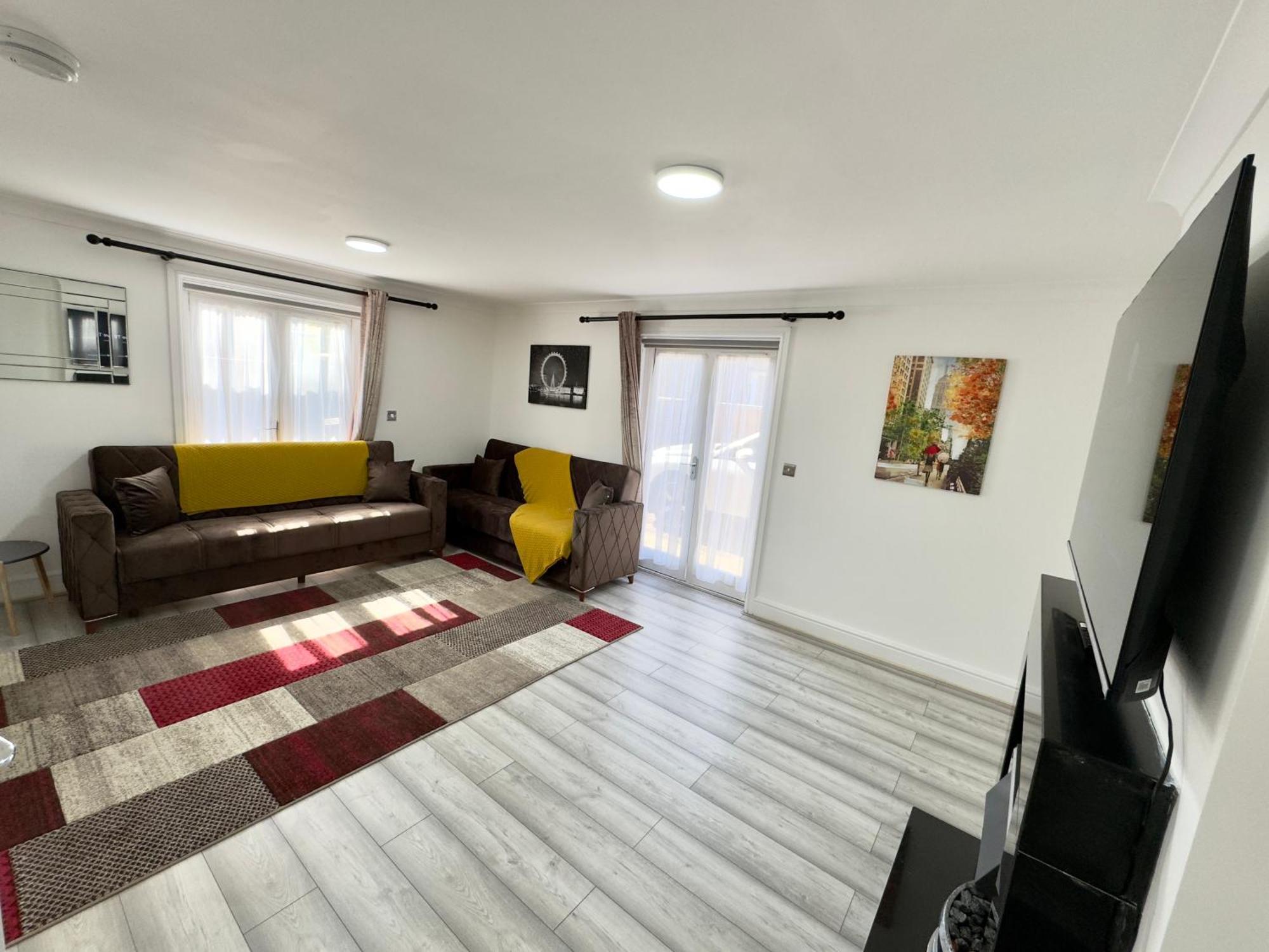 Casa de férias Spacious 3-bed With Garden, Private Parking, Smart Tv's, Fast Wi-fi *