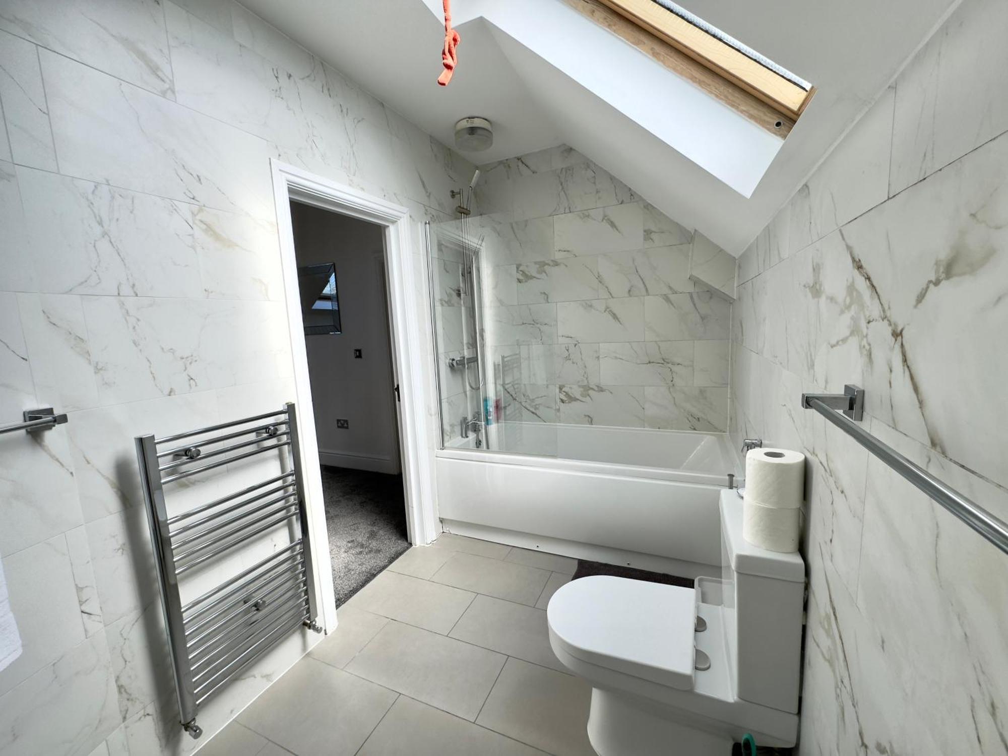 Casa de férias Spacious 3-bed With Garden, Private Parking, Smart Tv's, Fast Wi-fi