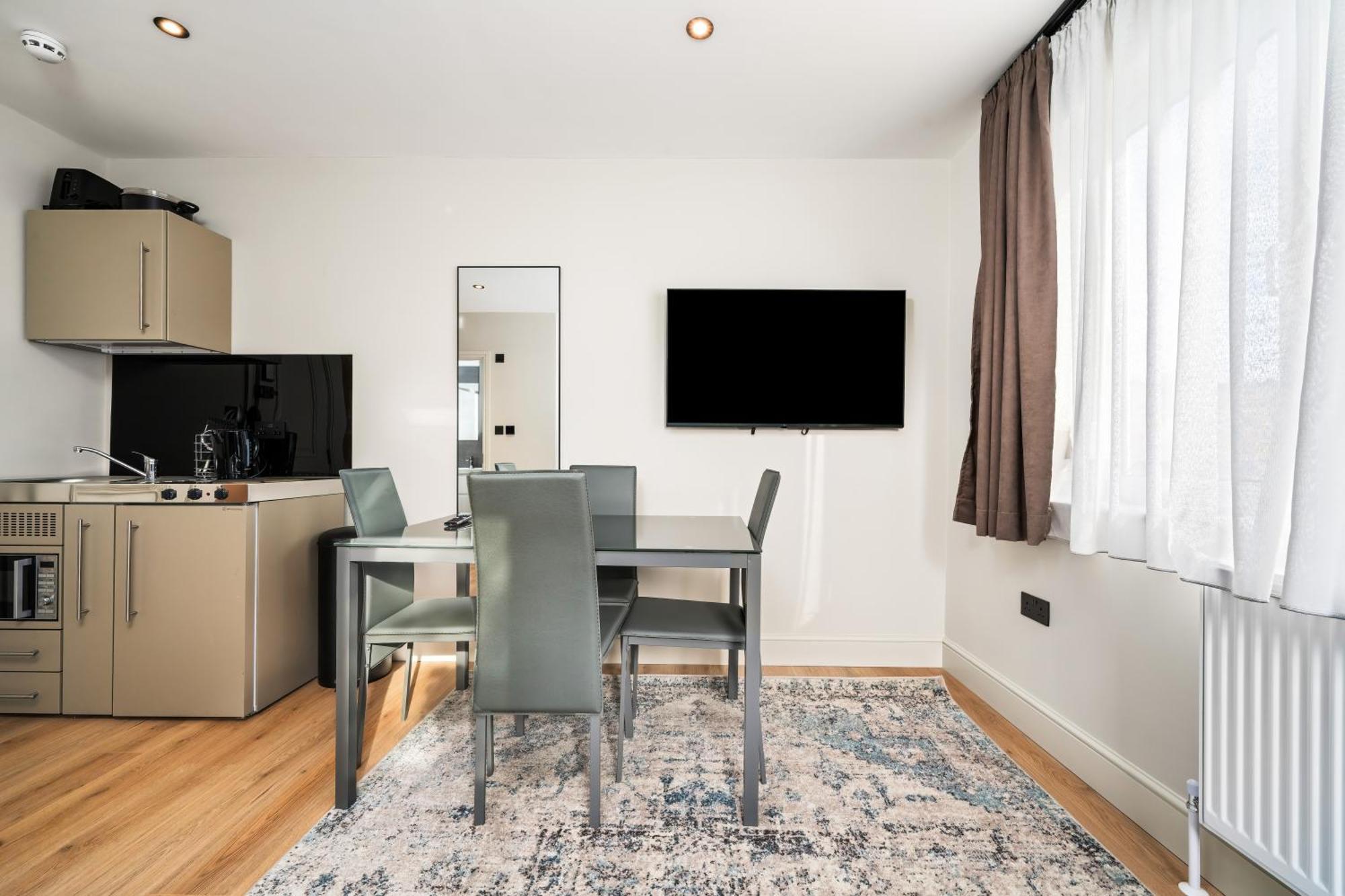 The Turrets, Willesden Apartment *