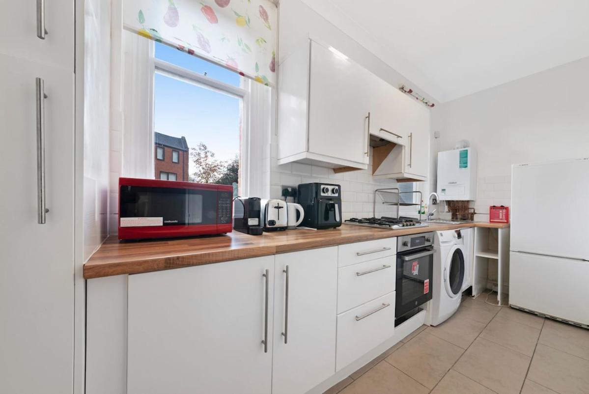 Huge Family2 Bed Sleeps 6 Ppl Acton Park Chiswick Apartment London