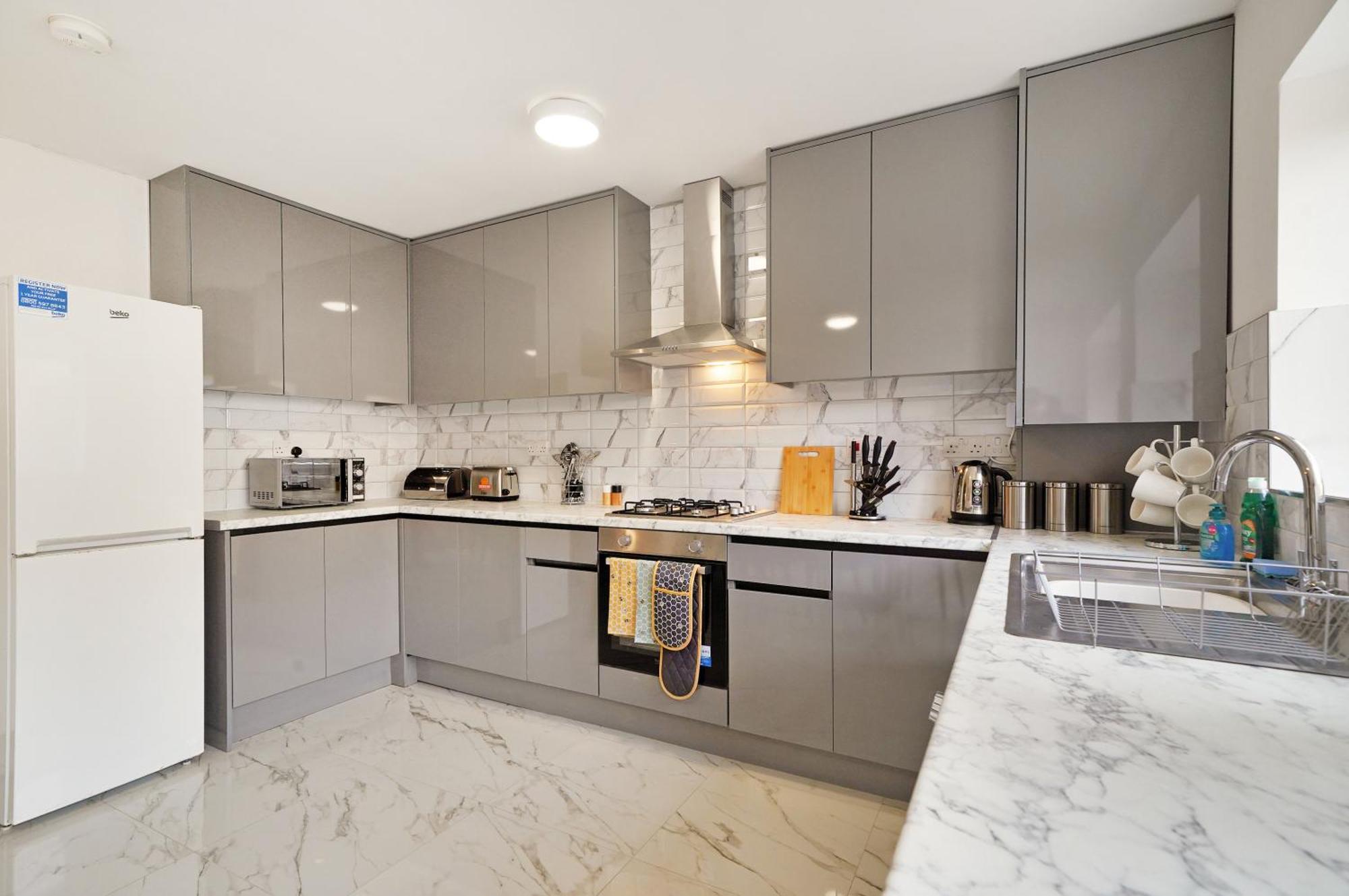 Holiday home Sleek And Stylish House In Wembley - Sleeps 14 *