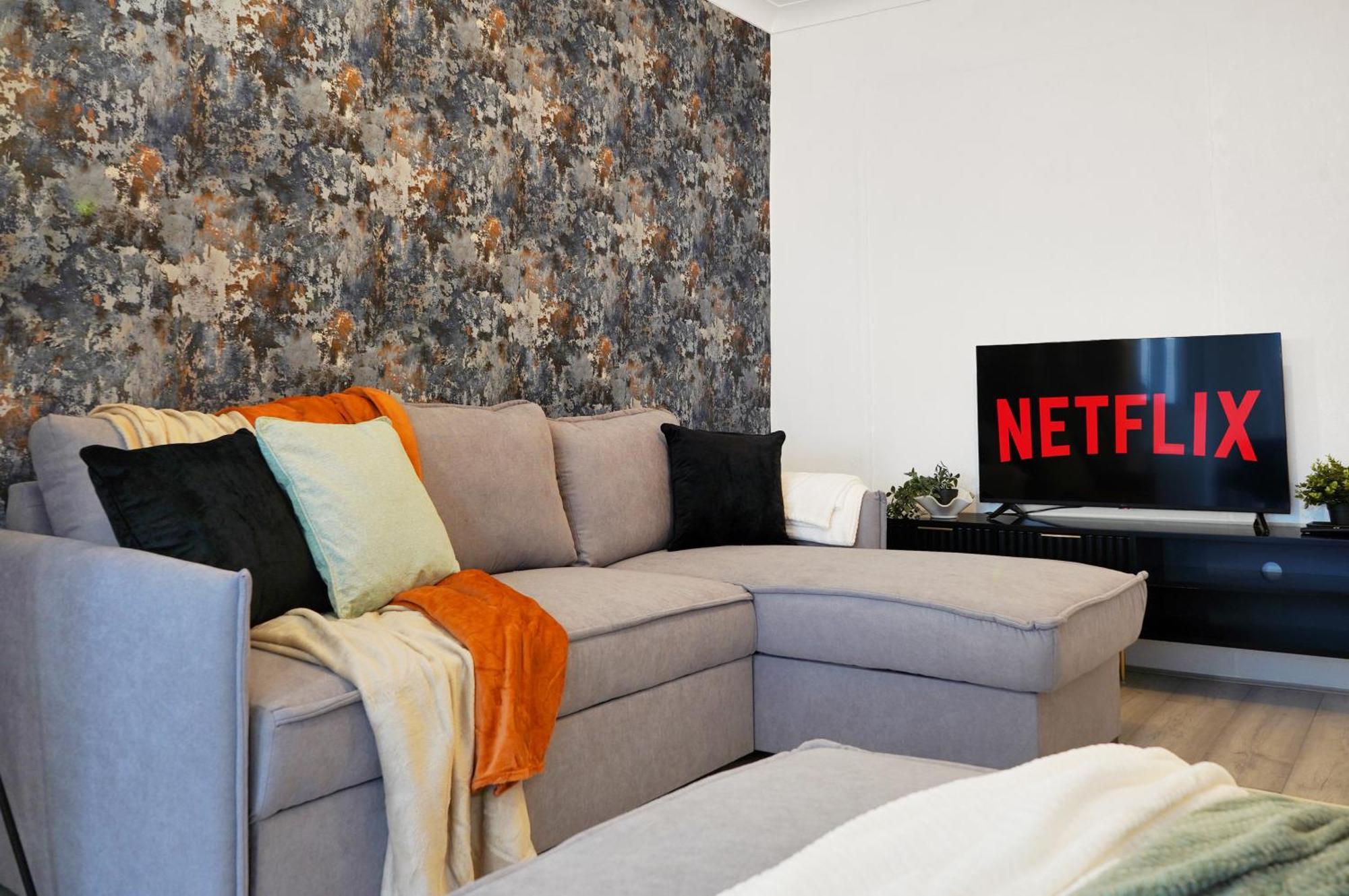 Sleek And Stylish House In Wembley - Sleeps 14 Holiday home *