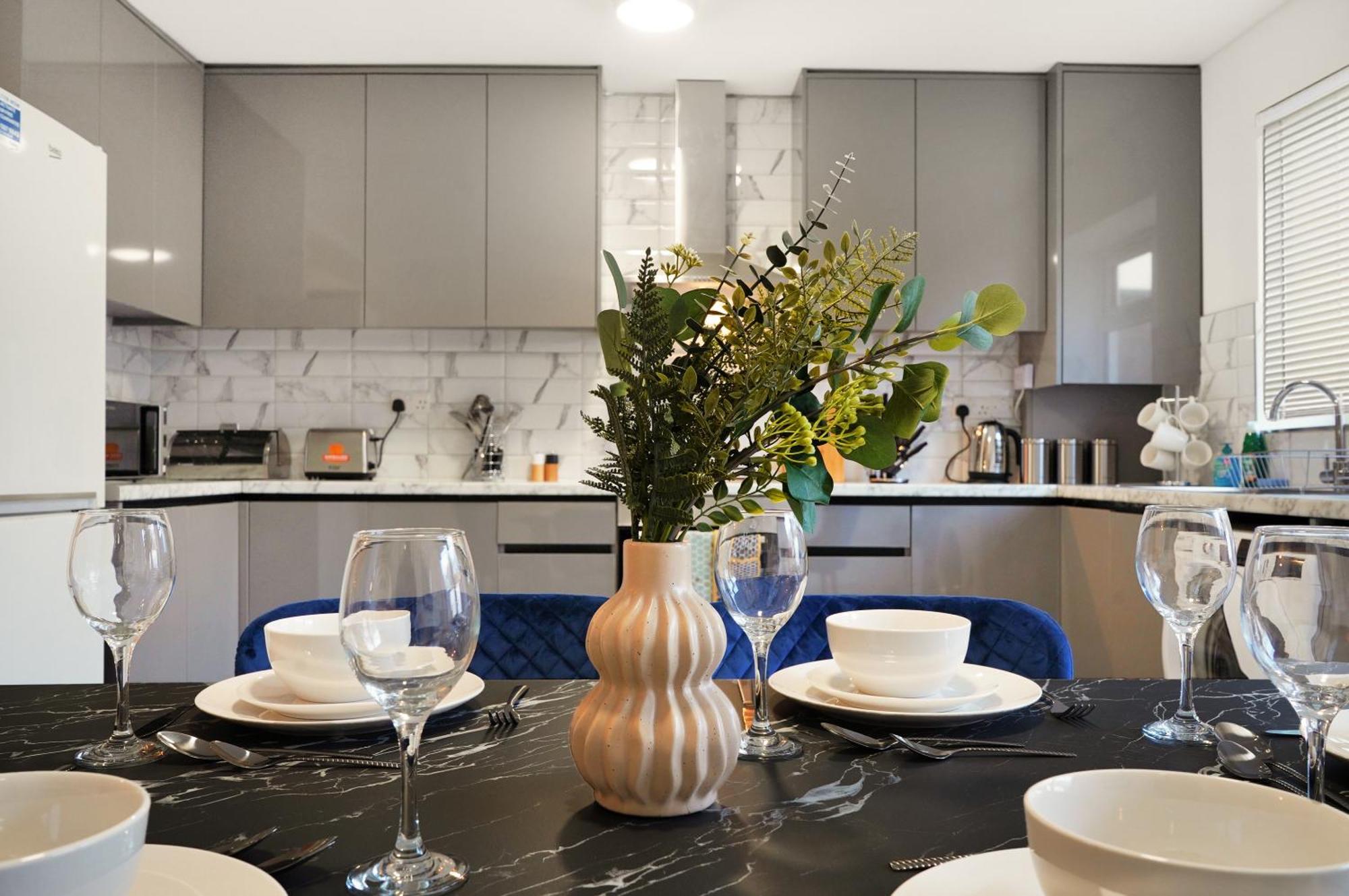Holiday home Sleek And Stylish House In Wembley - Sleeps 14 *