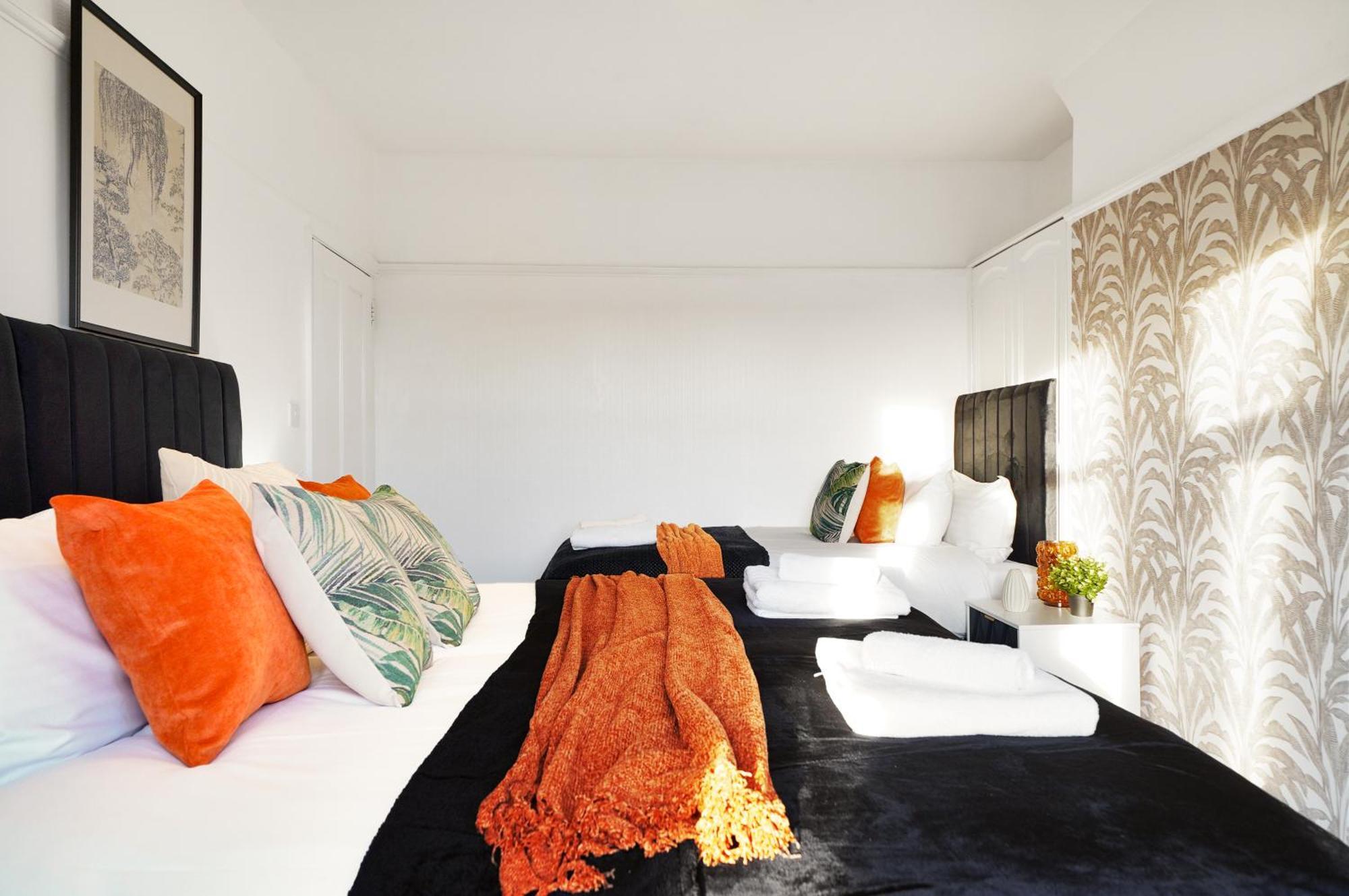 Sleek And Stylish House In Wembley - Sleeps 14 Holiday home *