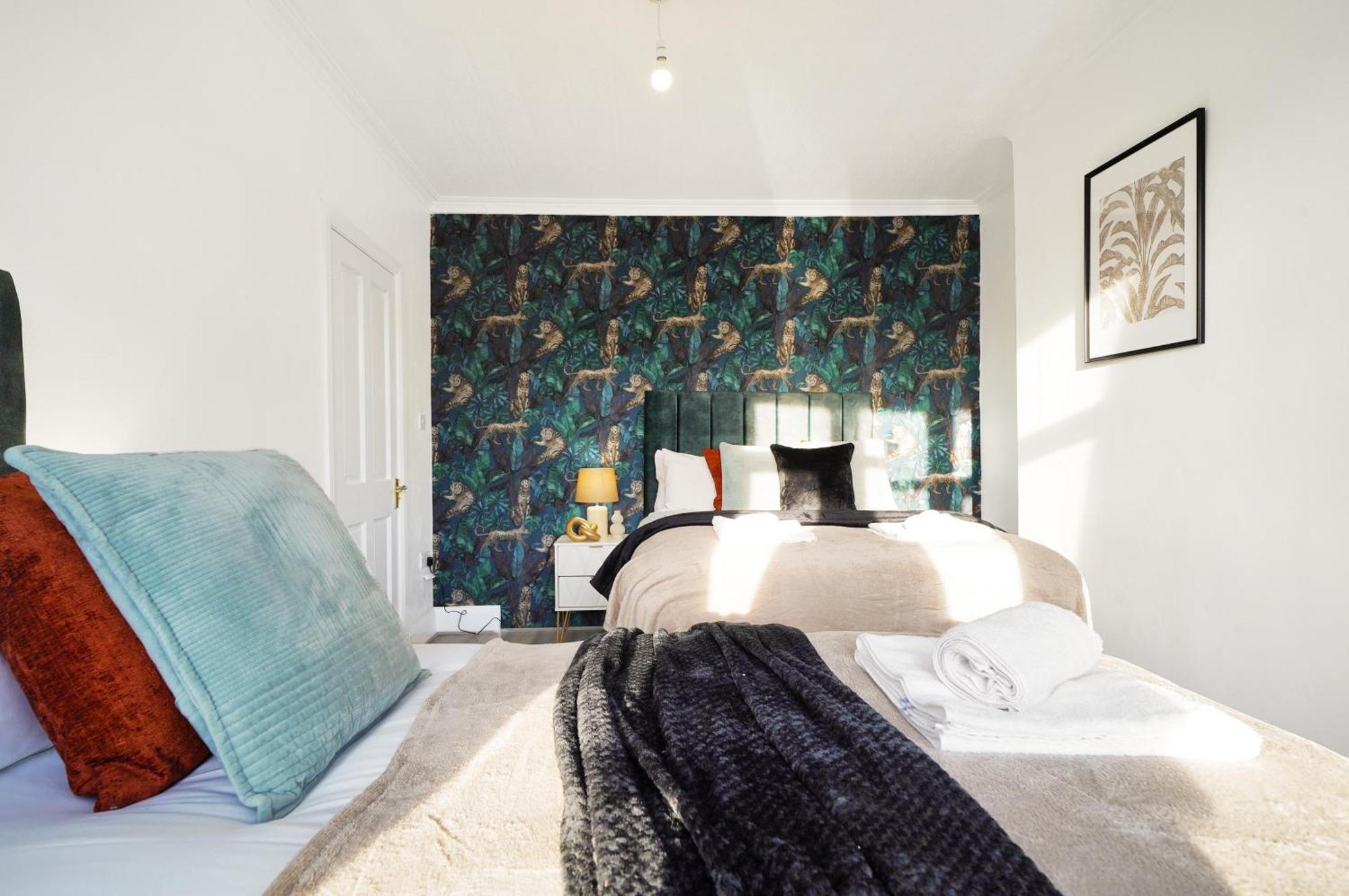 Holiday home Sleek And Stylish House In Wembley - Sleeps 14 London
