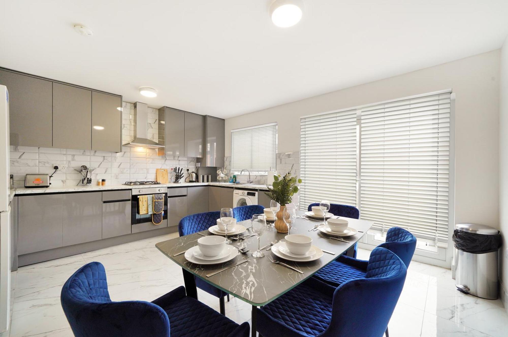 Sleek And Stylish House In Wembley - Sleeps 14 Holiday home London
