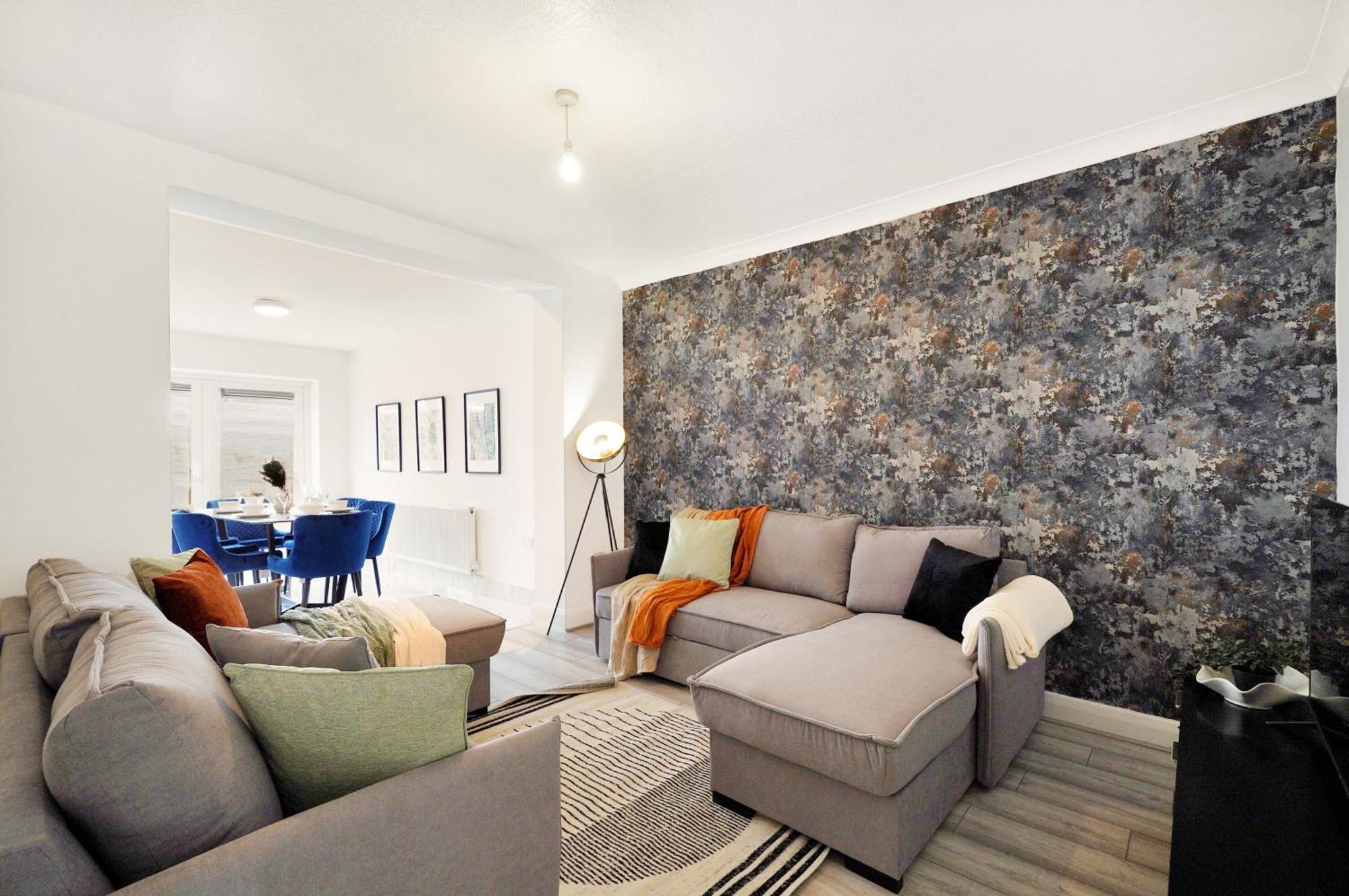 Sleek And Stylish House In Wembley - Sleeps 14 Holiday home