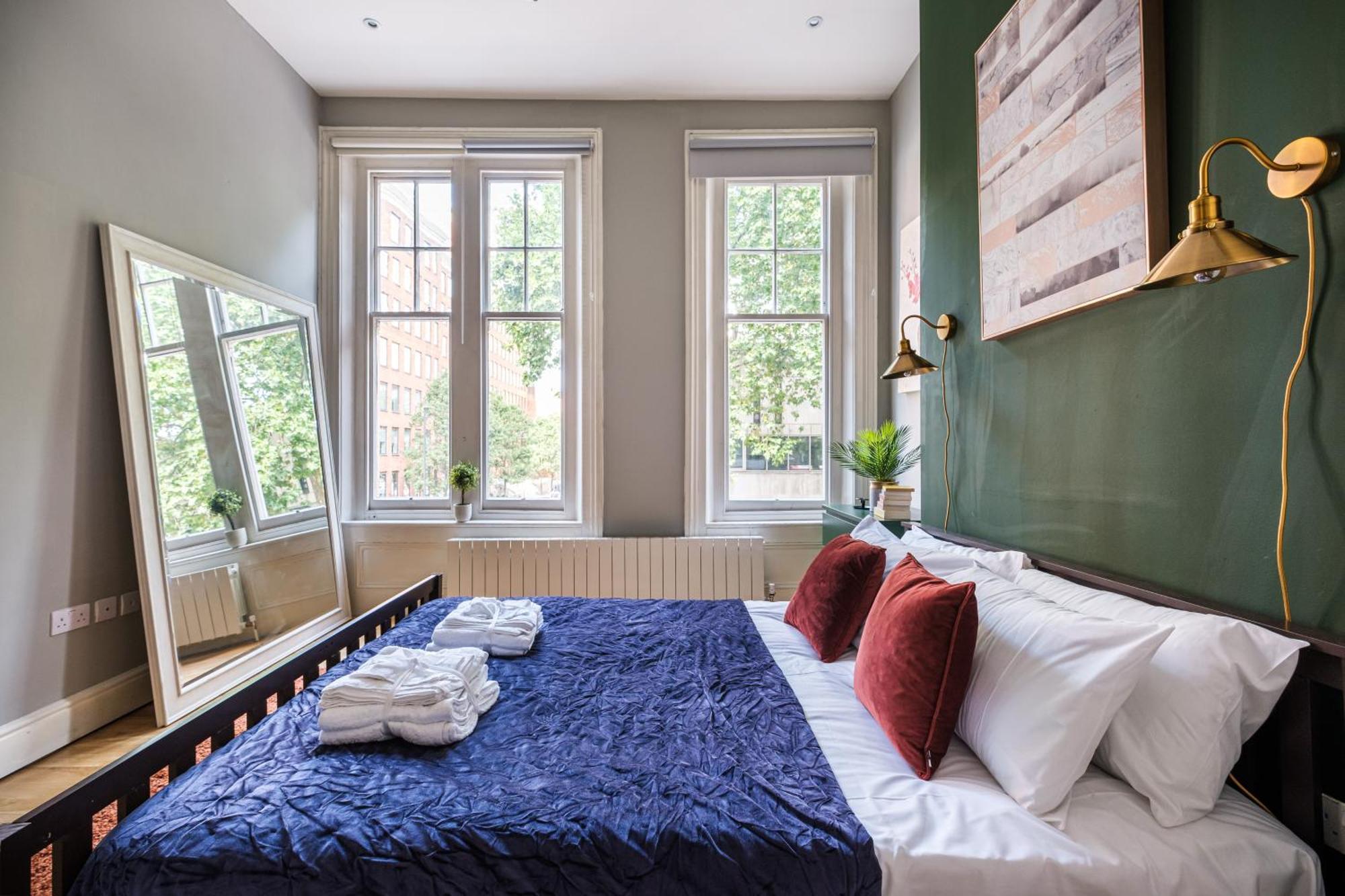 Sunny Corner In Center Of Apartment London