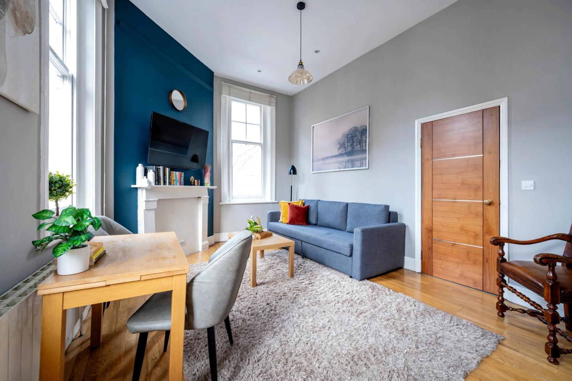 Sunny Corner In Center Of Apartment London
