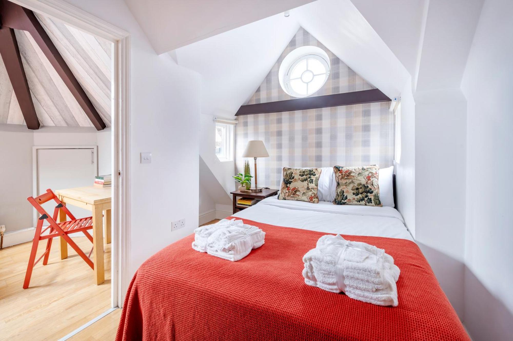 Sunny Loft In Center Of Apartment London