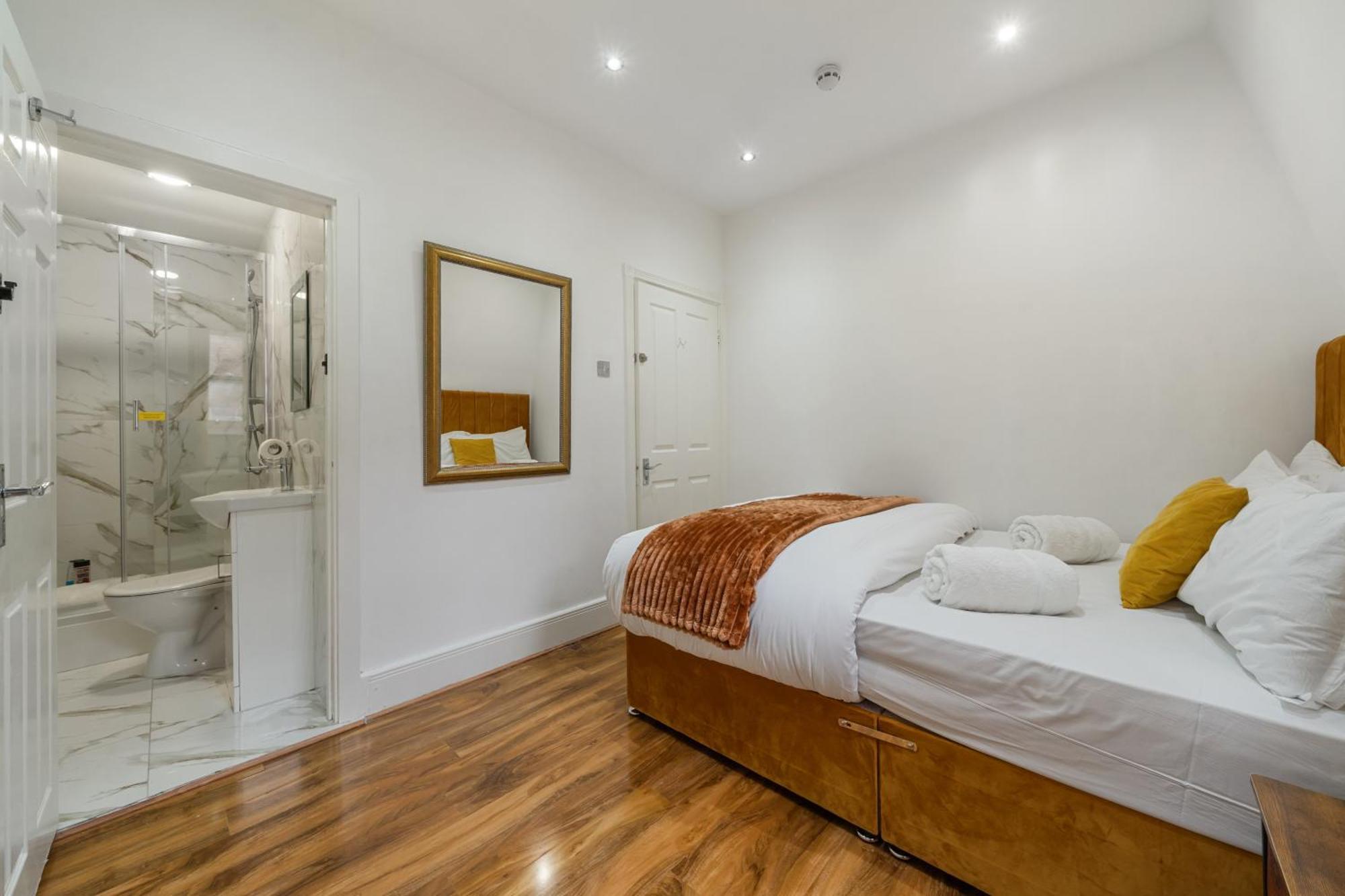 Luxurious On Oxford Street Apartment