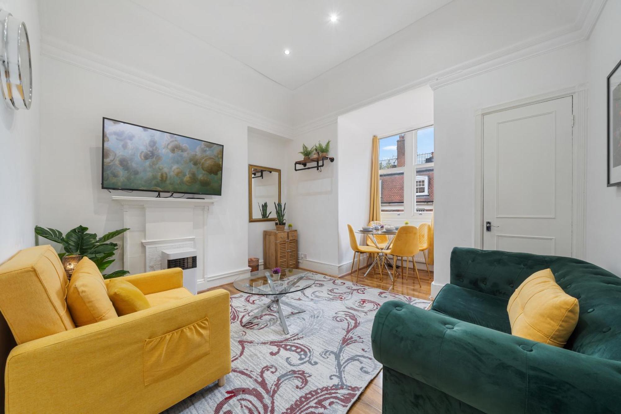 Luxurious On Oxford Street Apartment *