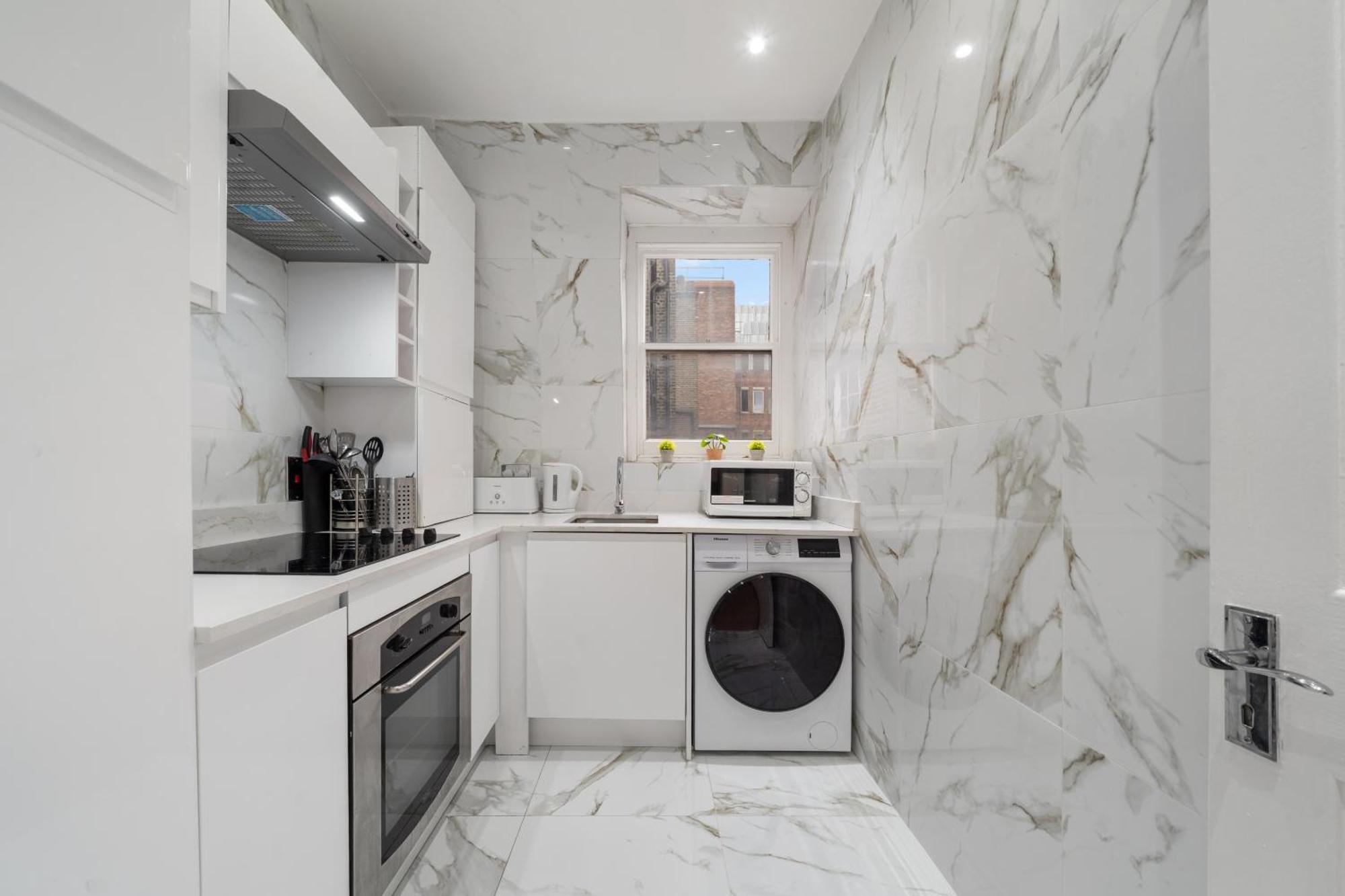 Luxurious On Oxford Street Apartment *