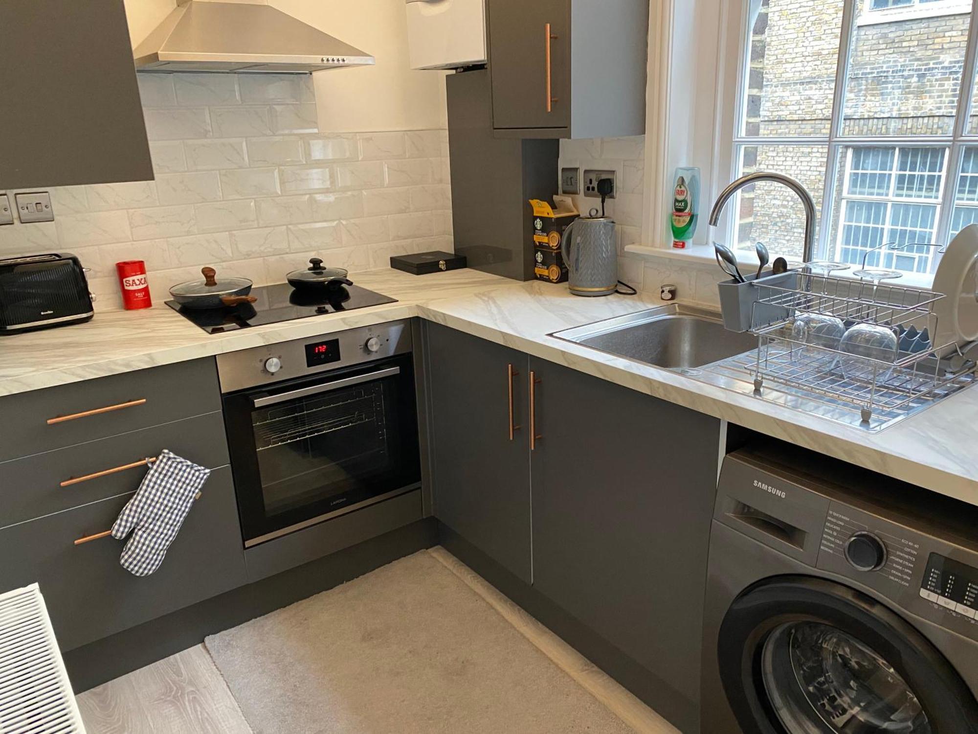 Apartment Bright & Spacious 2-Bed, 2-Bath In The Heart Of Central London - Whole Apartment