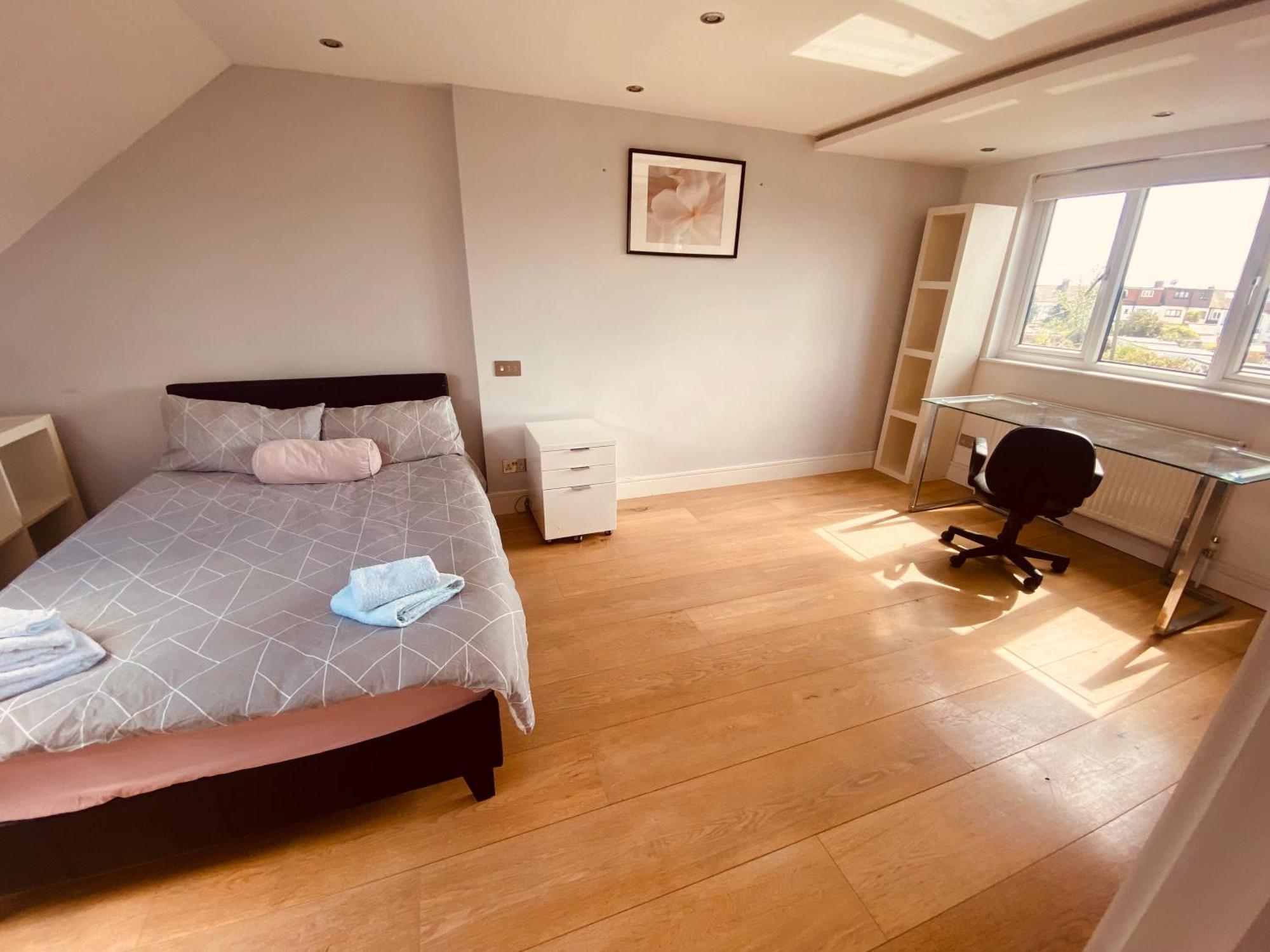 House For 7, Garden With Pond, 20min From Heathrow London
