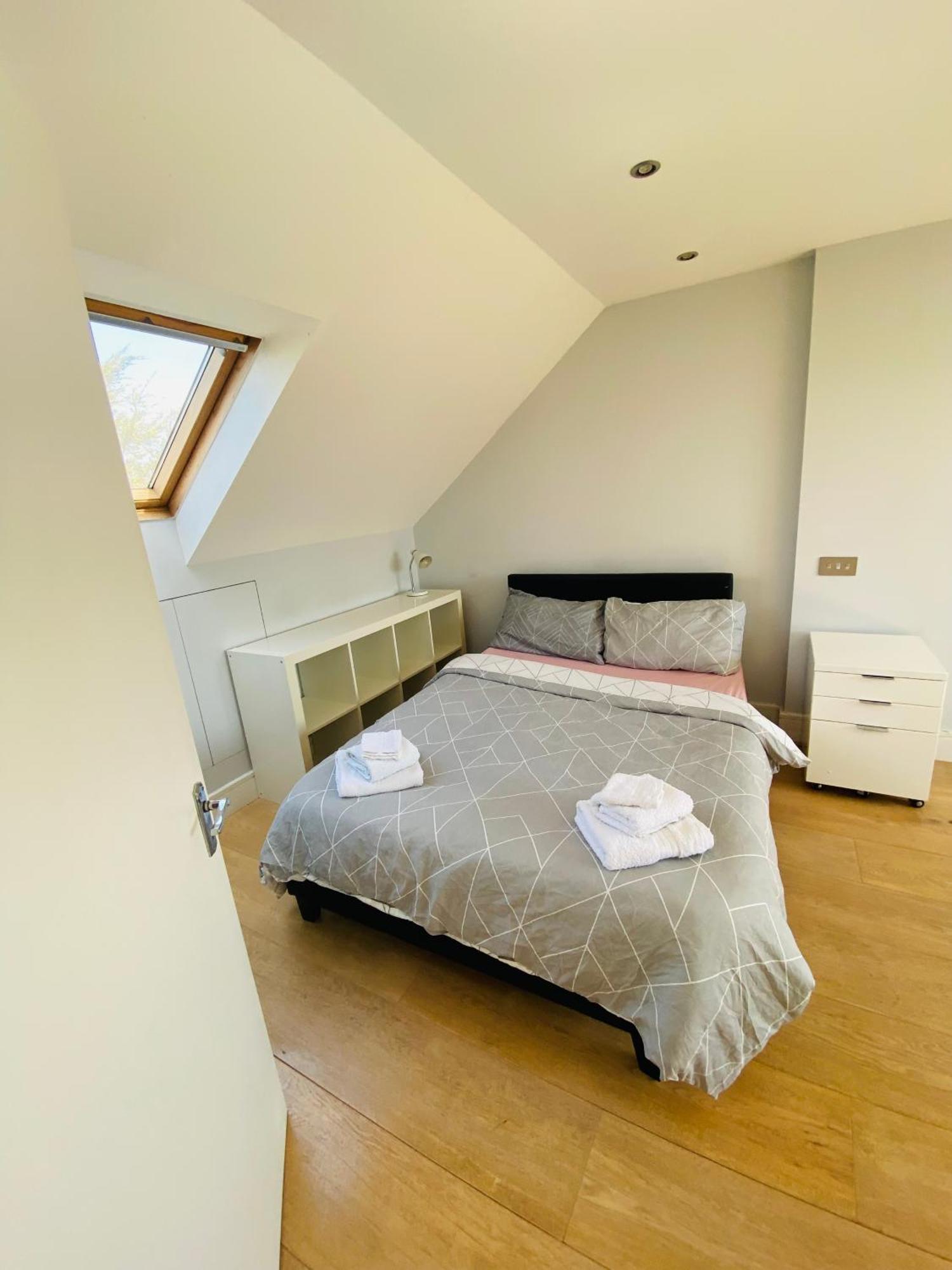 House For 7, Garden With Pond, 20min From Heathrow Holiday home *