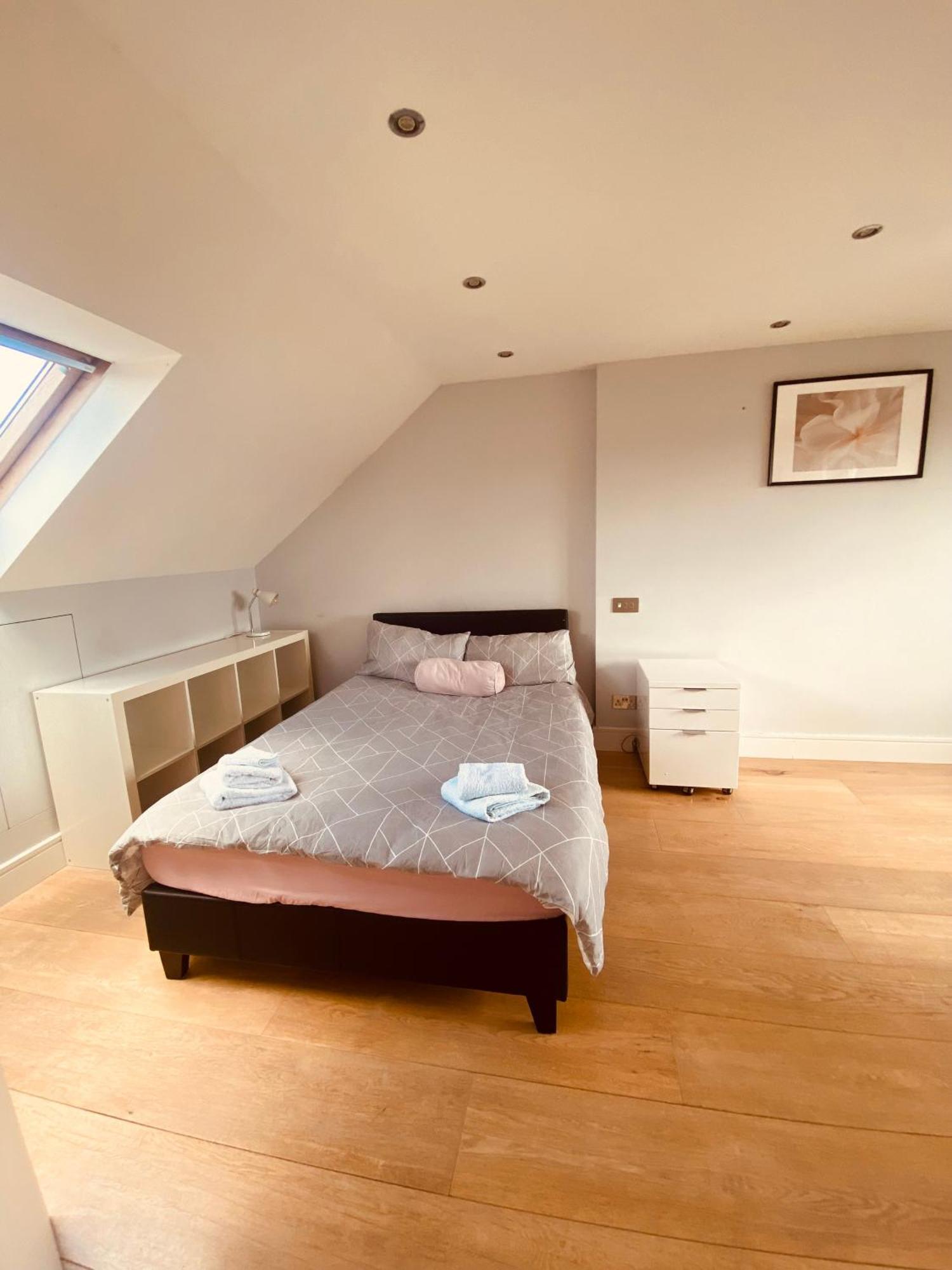 House For 7, Garden With Pond, 20min From Heathrow London