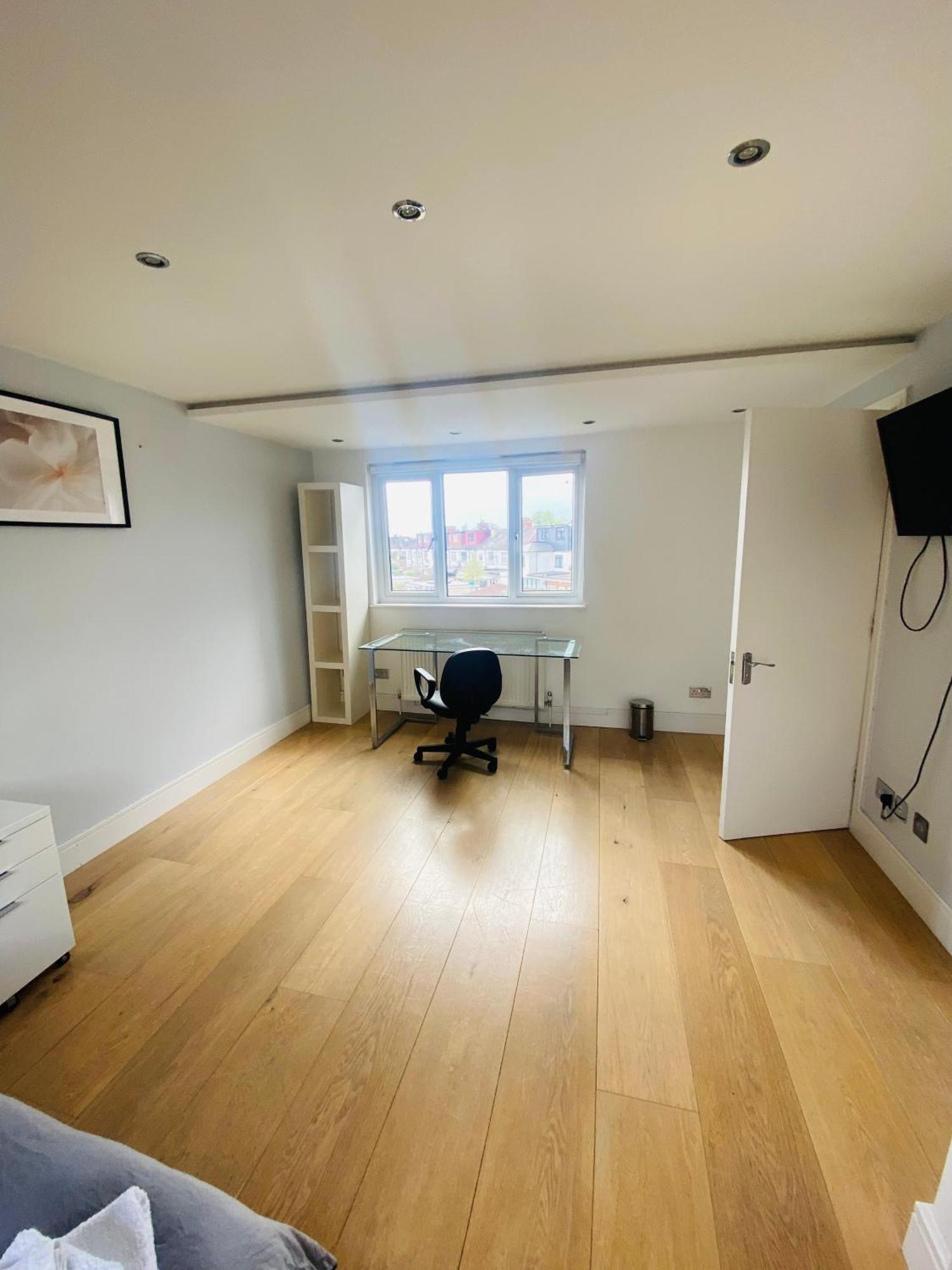 House For 7, Garden With Pond, 20min From Heathrow Holiday home