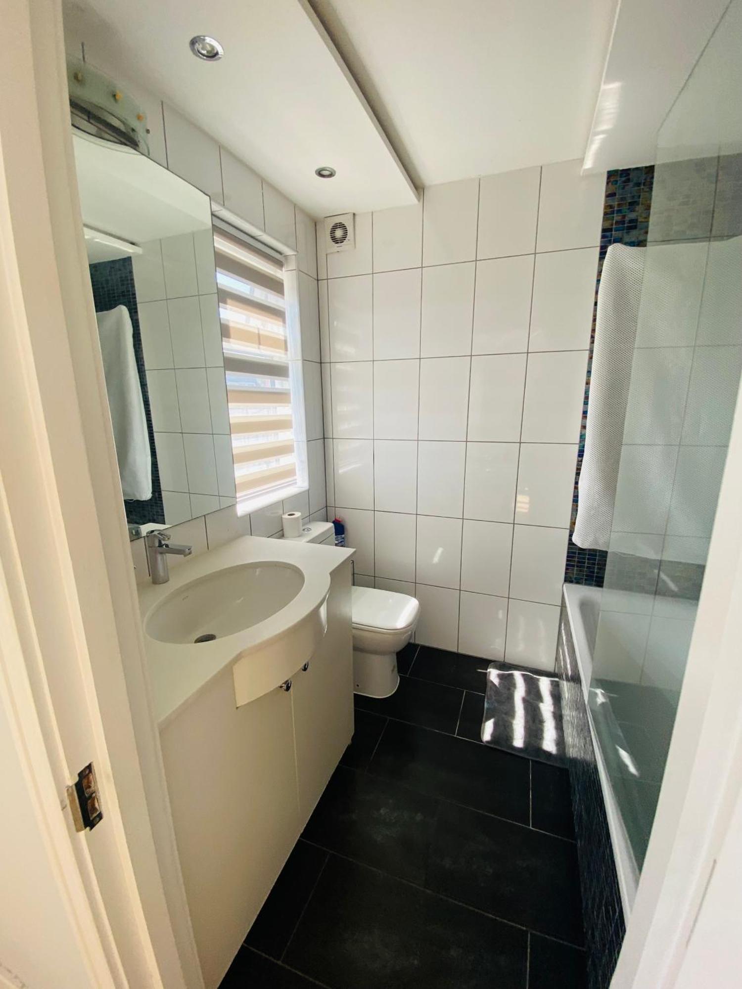Holiday home House For 7, Garden With Pond, 20min From Heathrow *