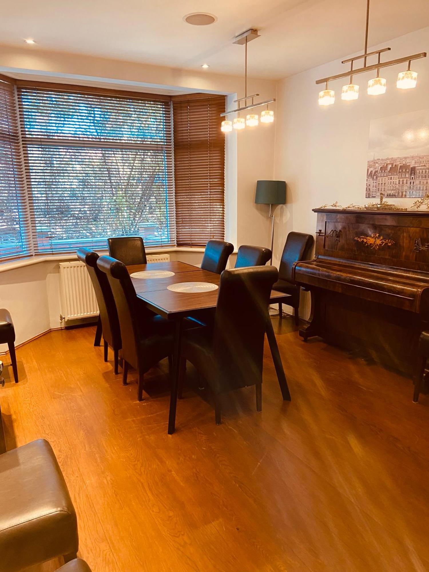 Holiday home House For 7, Garden With Pond, 20min From Heathrow *