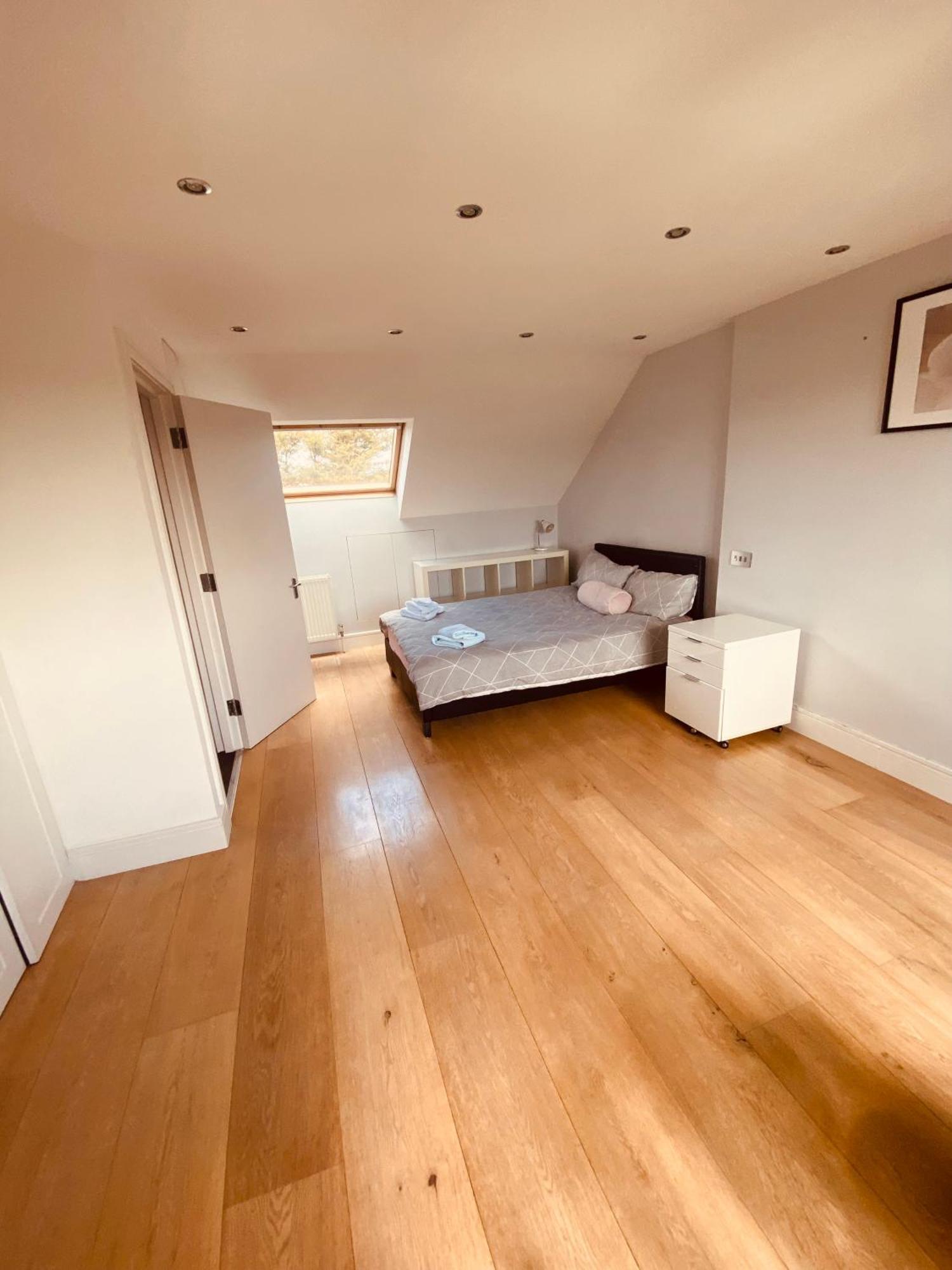 House For 7, Garden With Pond, 20min From Heathrow Holiday home *