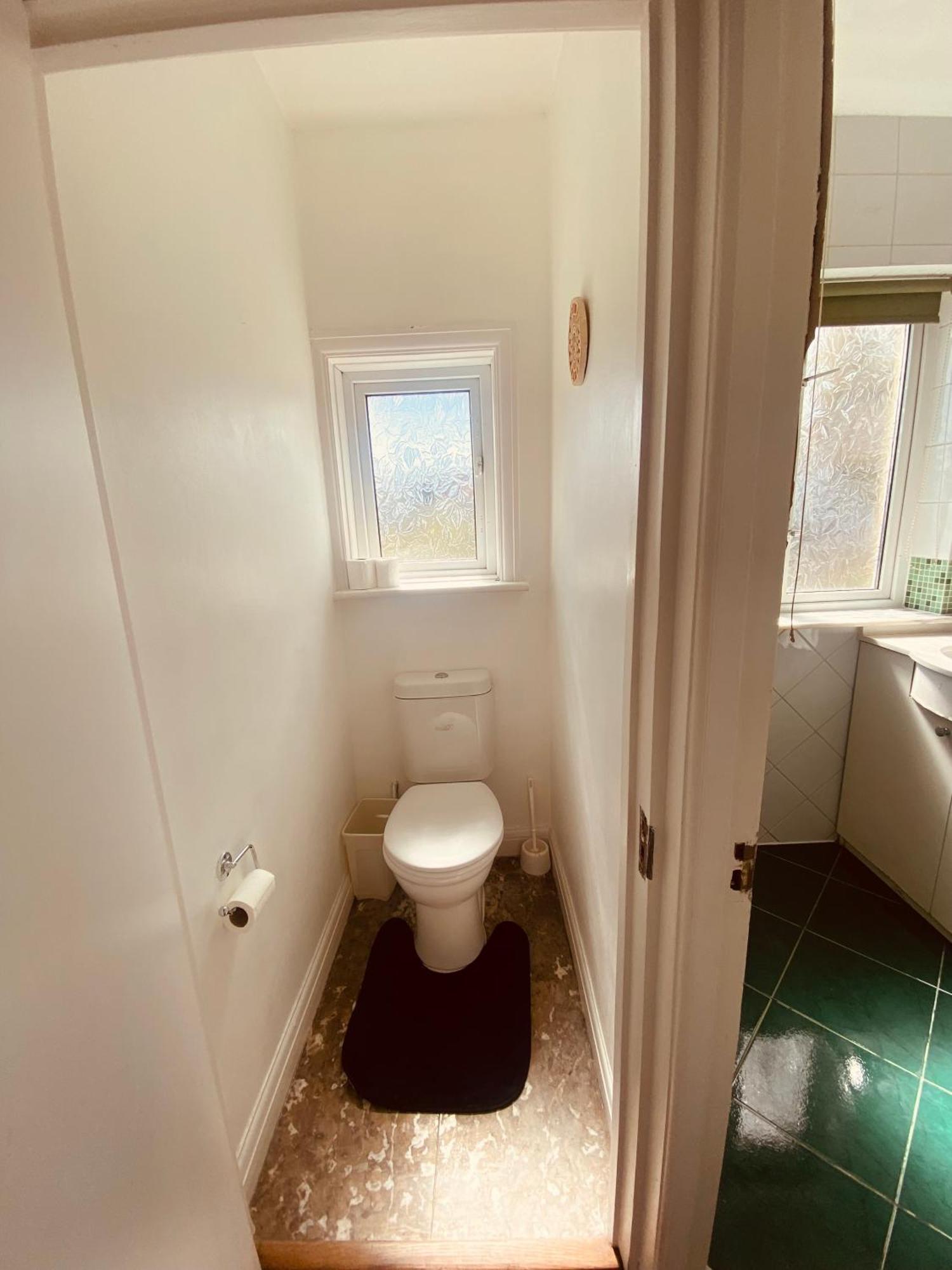 House For 7, Garden With Pond, 20min From Heathrow Holiday home *